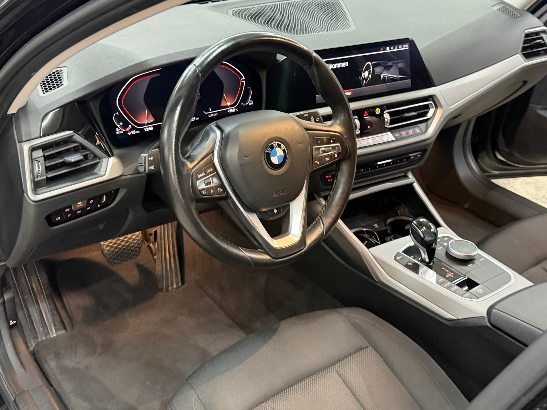 BMW 320d xDrive 48V Touring Steptronic-image-7