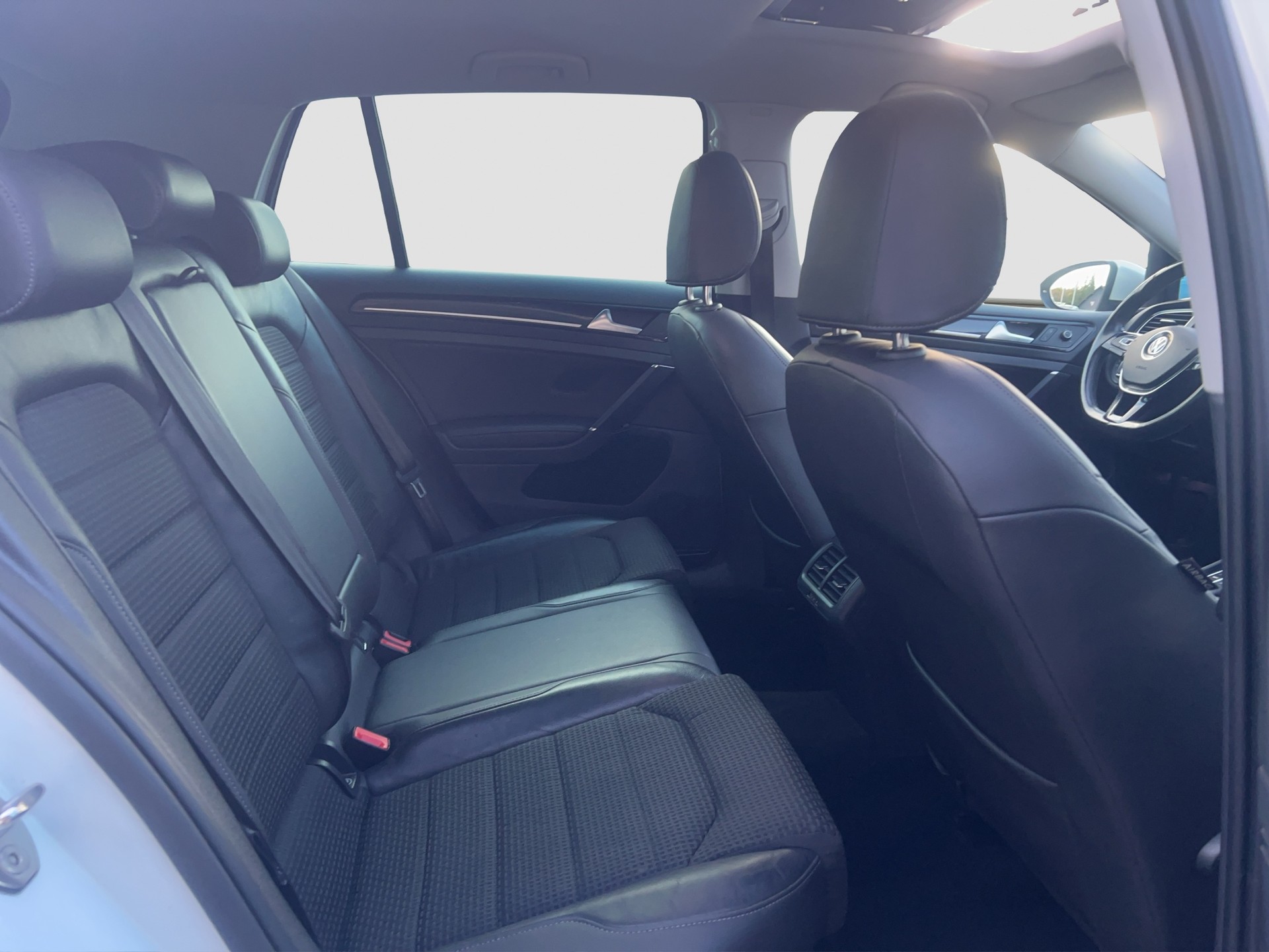 VW Golf 2.0 TDI Highline DSG-image-12