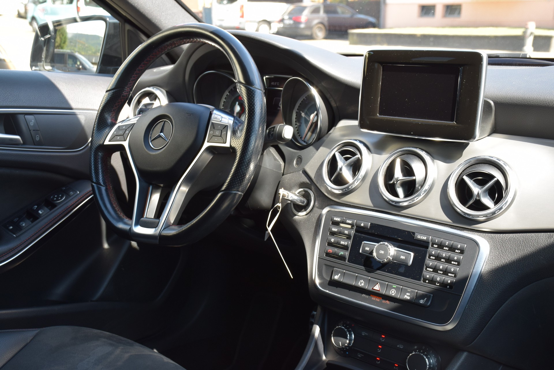 MERCEDES-BENZ GLA 200 AMG Line 7G-DCT-image-11