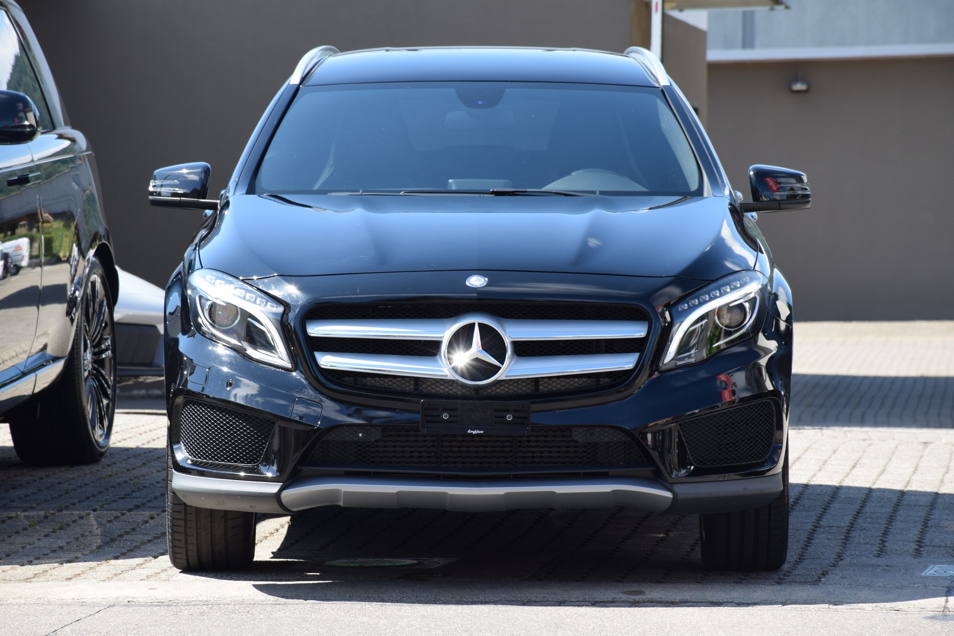 MERCEDES-BENZ GLA 200 AMG Line 7G-DCT-image-2