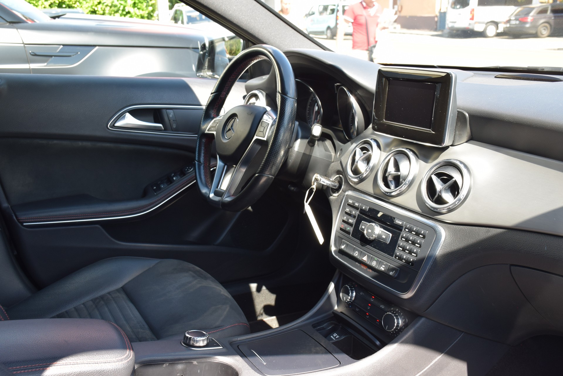 MERCEDES-BENZ GLA 200 AMG Line 7G-DCT-image-12