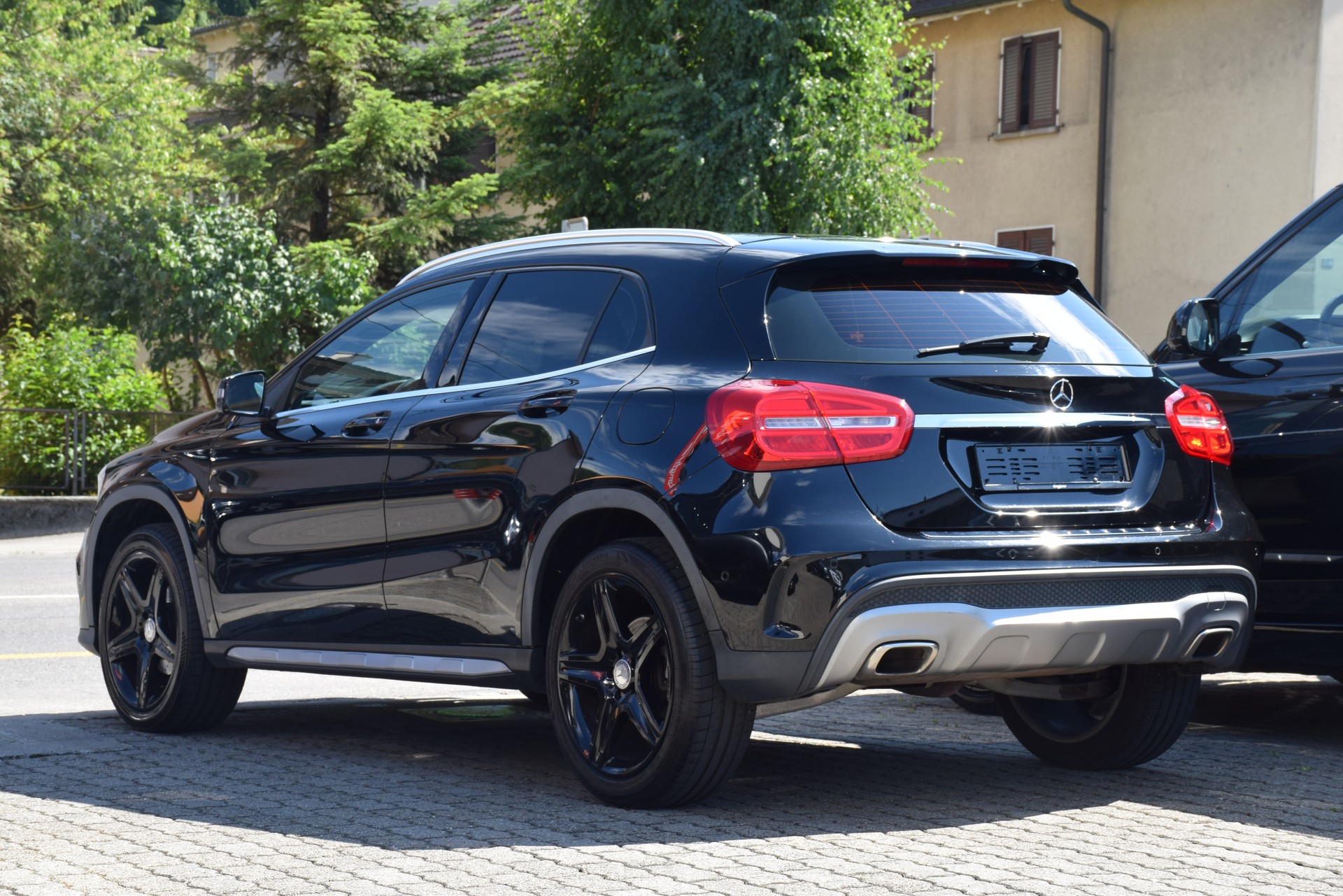 MERCEDES-BENZ GLA 200 AMG Line 7G-DCT-image-5