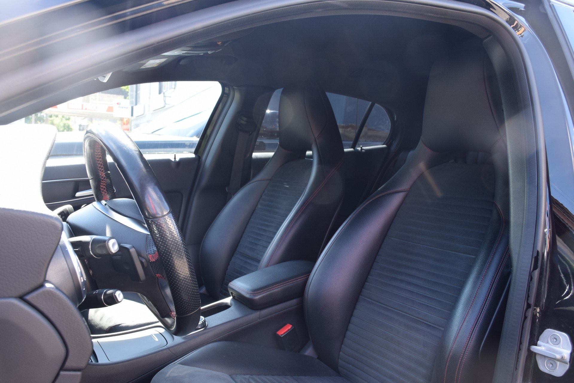 MERCEDES-BENZ GLA 200 AMG Line 7G-DCT-image-10