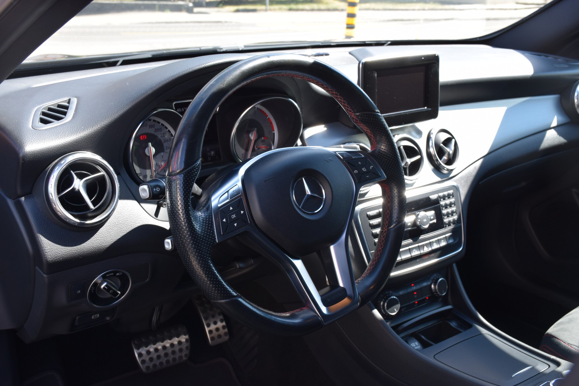 MERCEDES-BENZ GLA 200 AMG Line 7G-DCT-image-9