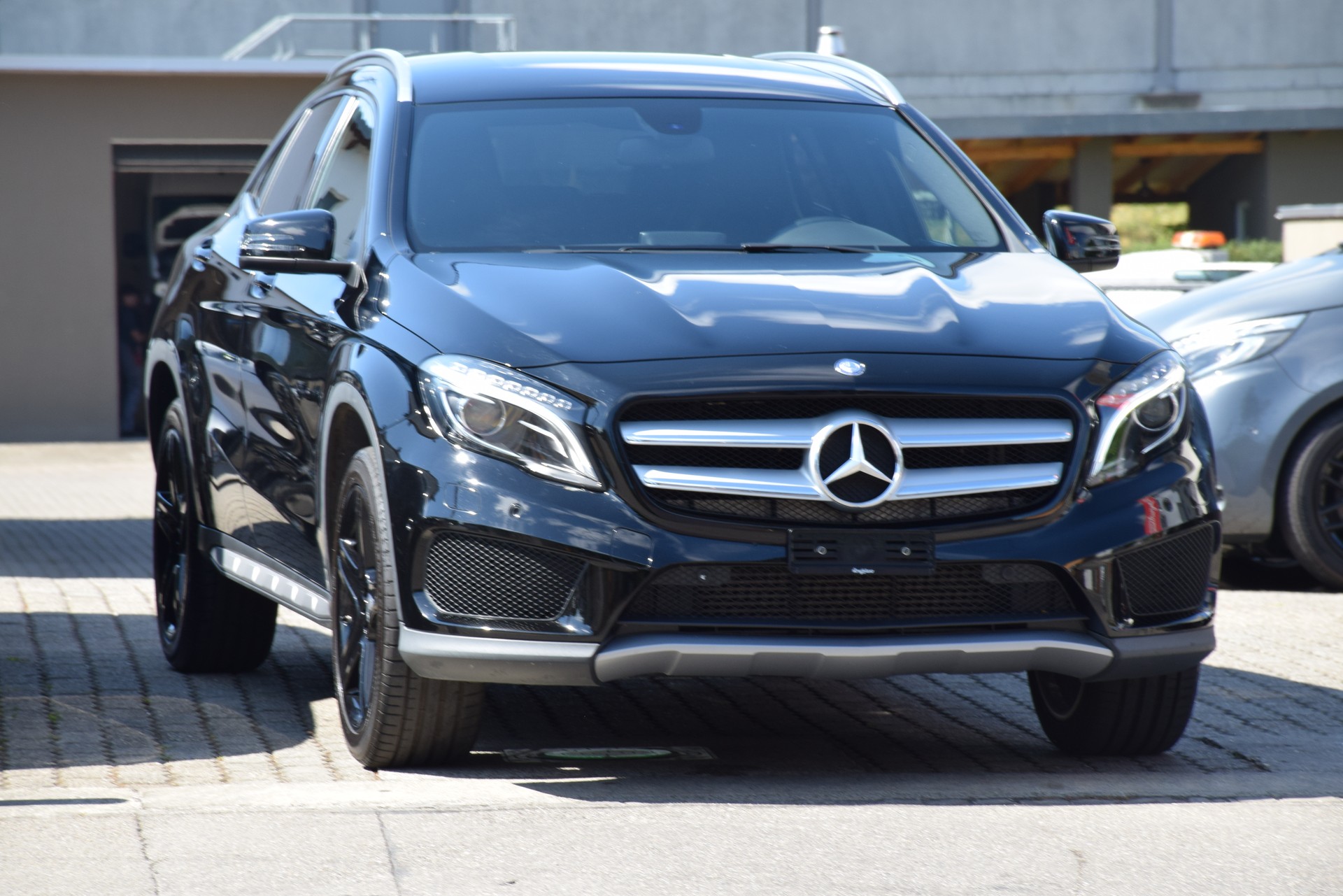 MERCEDES-BENZ GLA 200 AMG Line 7G-DCT-image-3