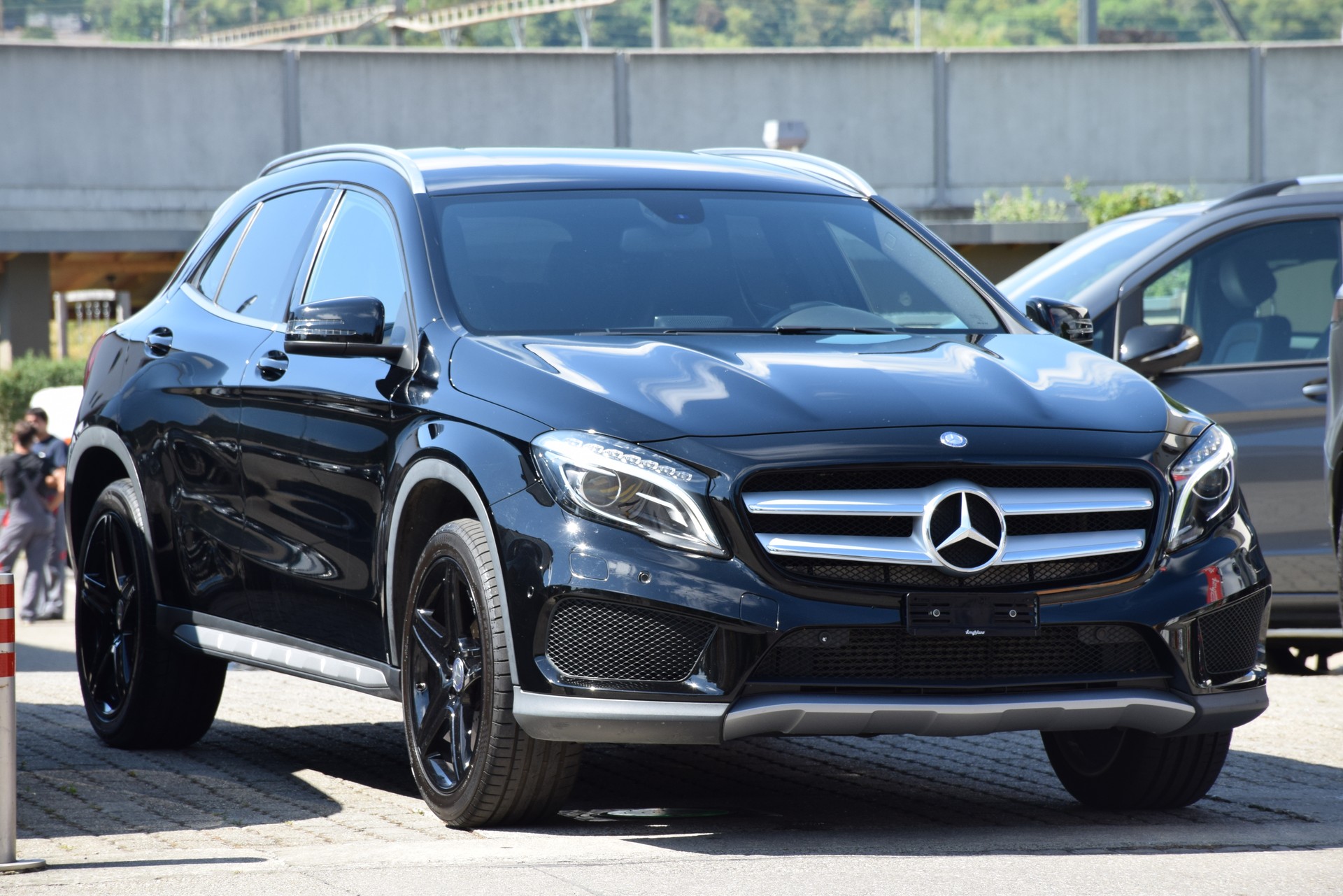 MERCEDES-BENZ GLA 200 AMG Line 7G-DCT-image-4