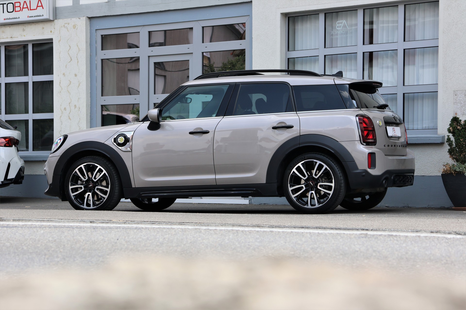 MINI Countryman Cooper SE Trafalgar ALL4 PHEV Steptronic (CH)-image-3