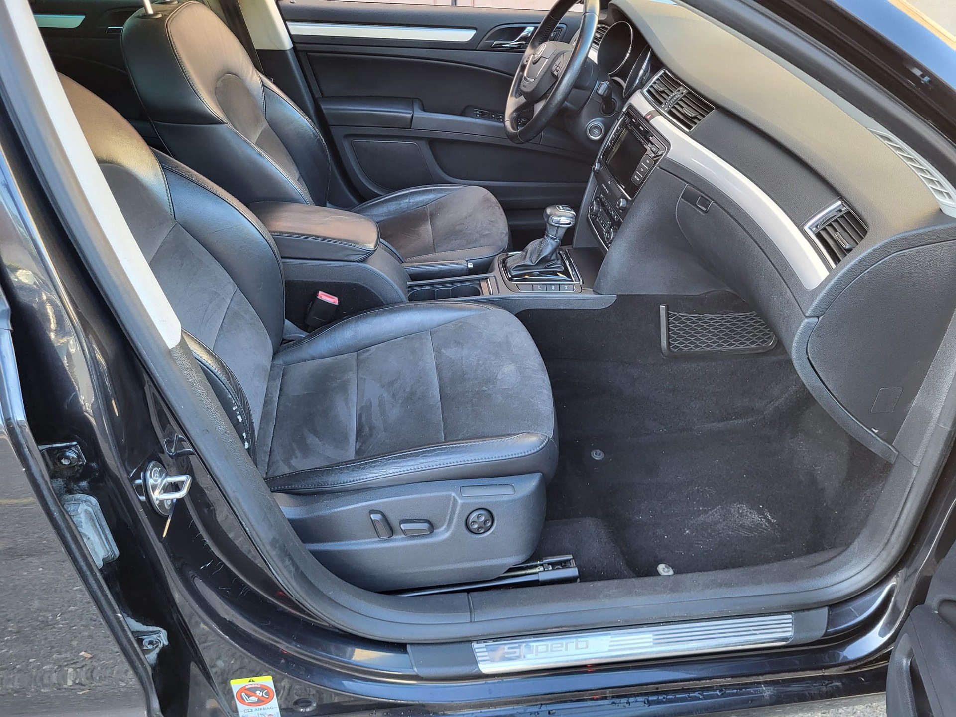 SKODA Superb Combi 1.8 TSI Elegance DSG-image-5