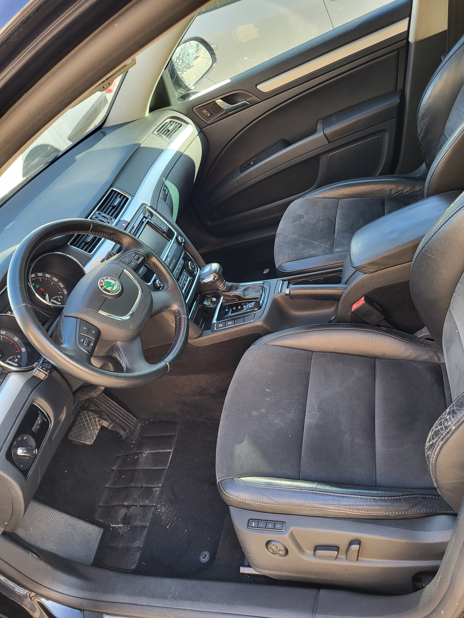 SKODA Superb Combi 1.8 TSI Elegance DSG-image-4