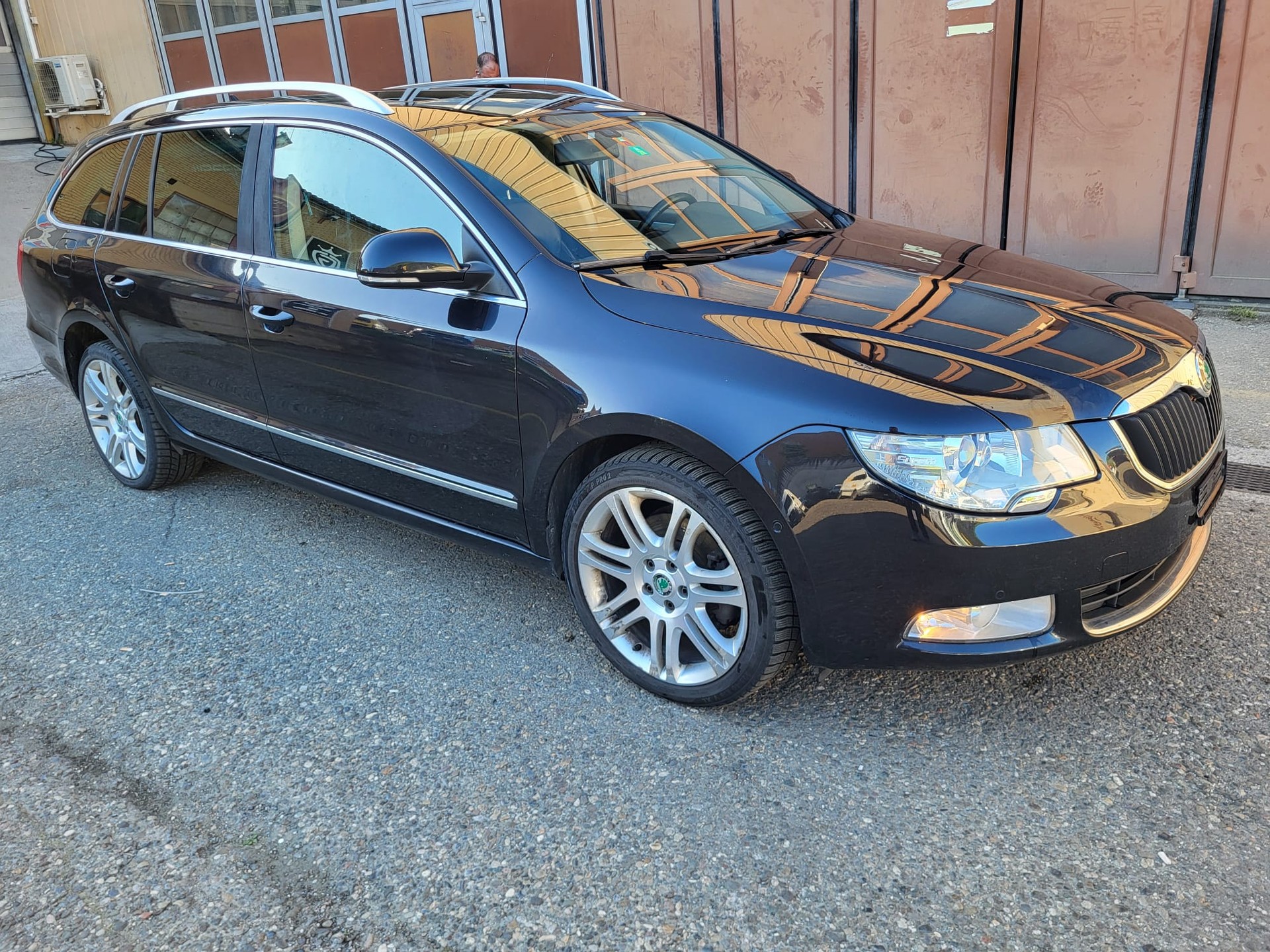SKODA Superb Combi 1.8 TSI Elegance DSG-image-0