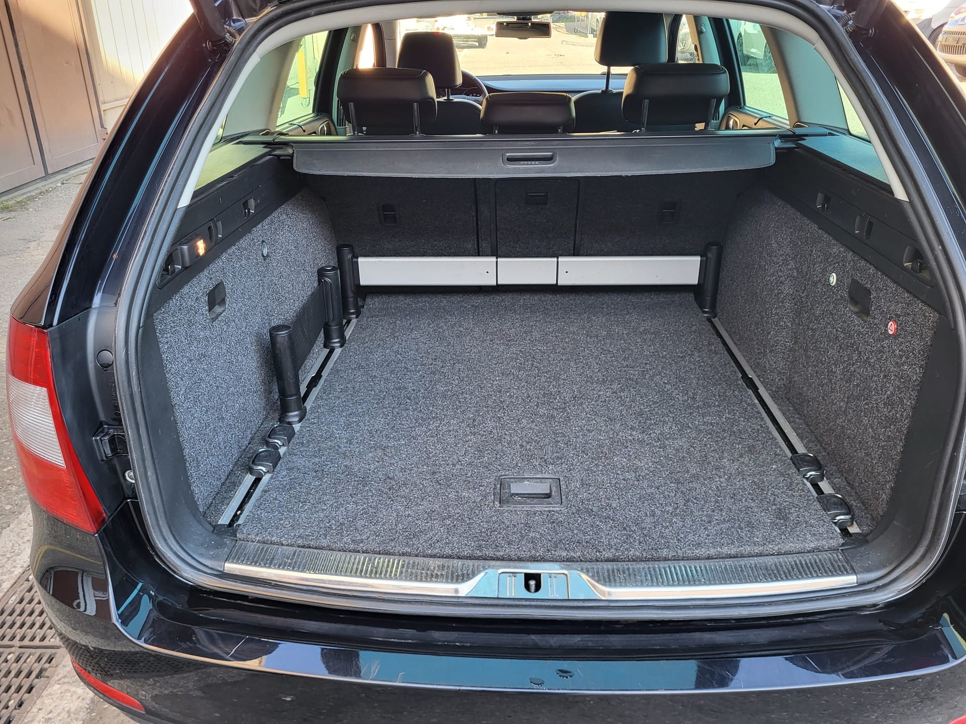 SKODA Superb Combi 1.8 TSI Elegance DSG-image-8