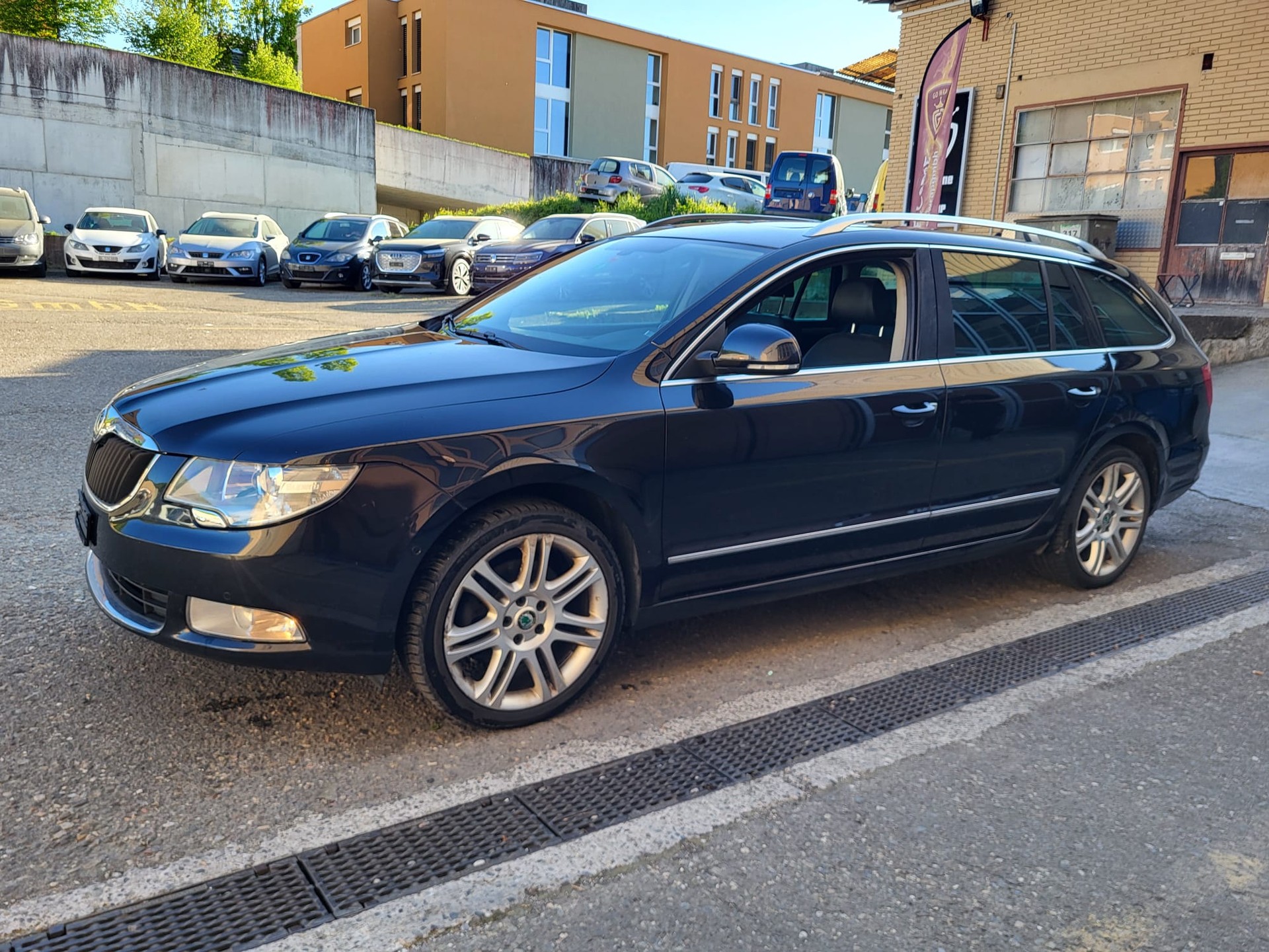 SKODA Superb Combi 1.8 TSI Elegance DSG-image-1