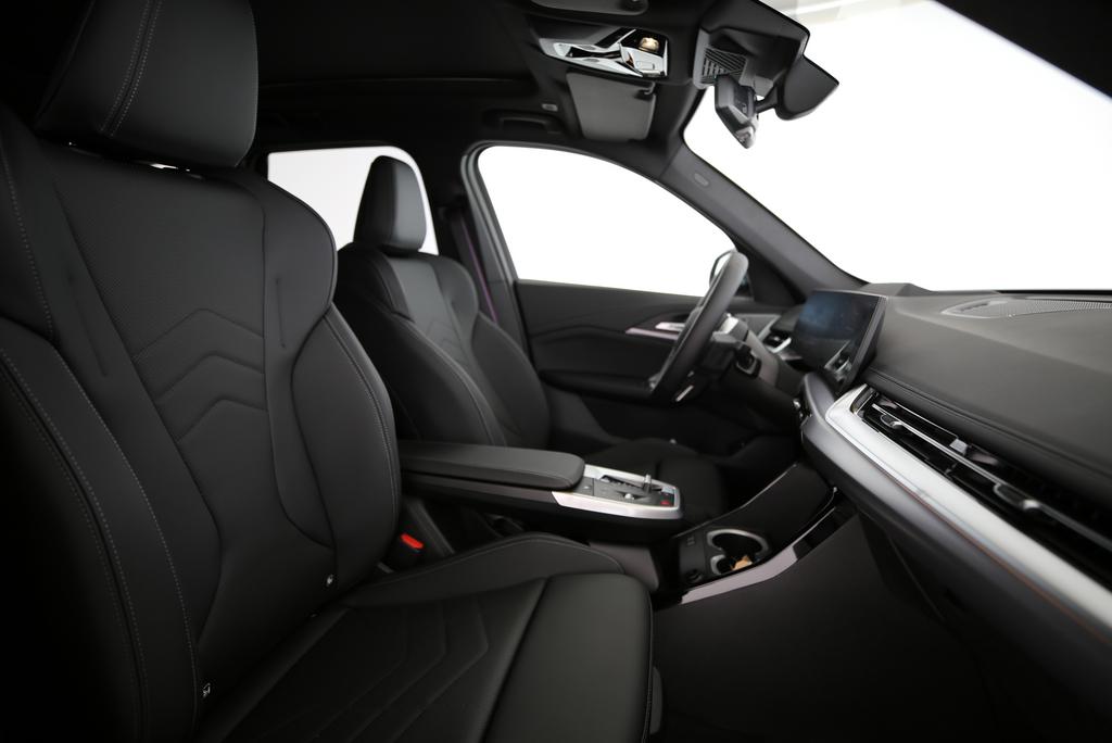 BMW iX1 30 xDrive-image-13