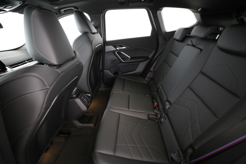 BMW iX1 30 xDrive-image-14
