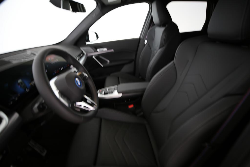BMW iX1 30 xDrive-image-16