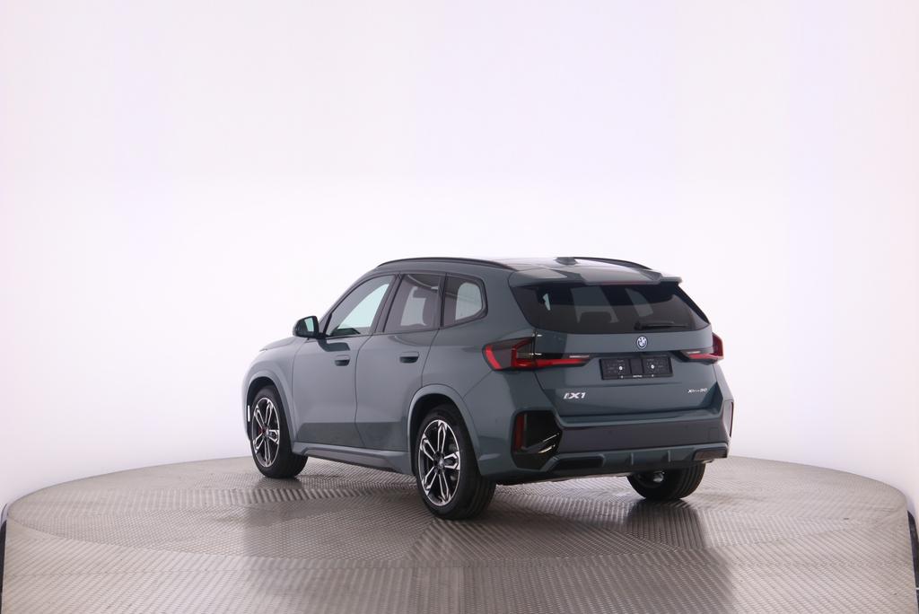 BMW iX1 30 xDrive-image-3