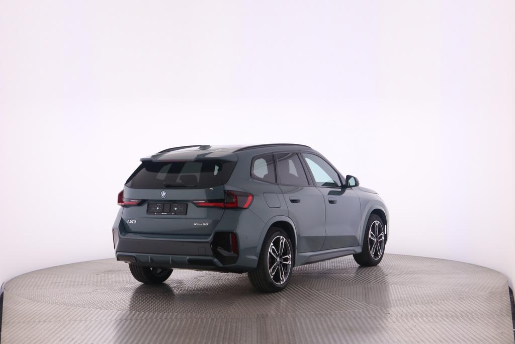 BMW iX1 30 xDrive-image-5