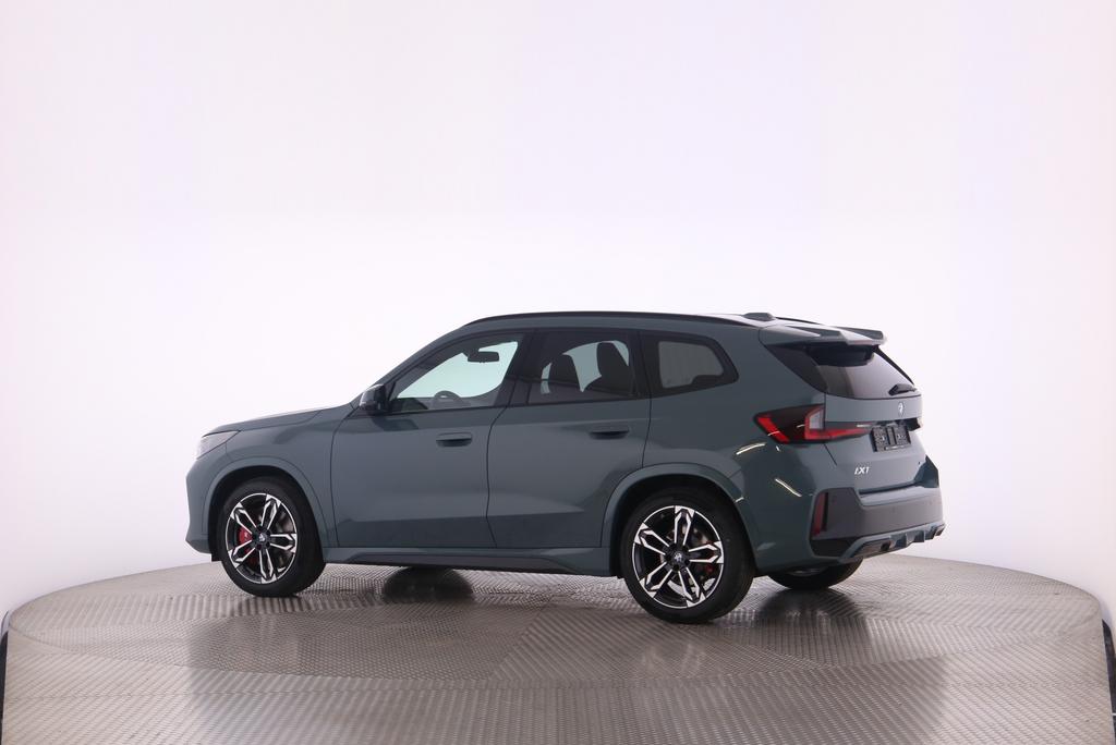BMW iX1 30 xDrive-image-2