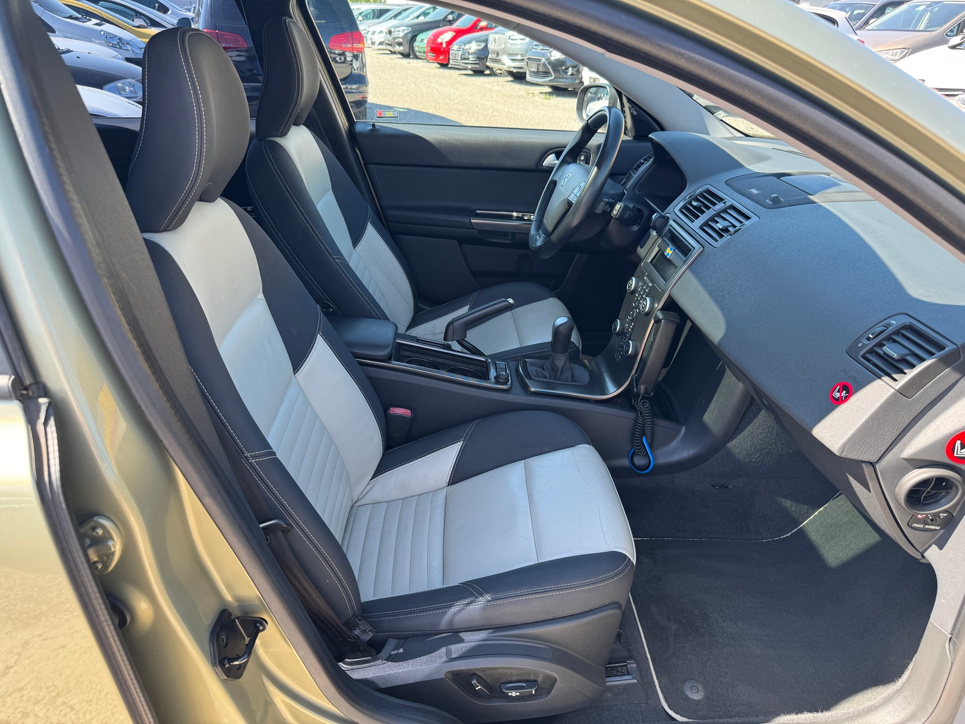 VOLVO V50 D5 Summum R-Design-image-11