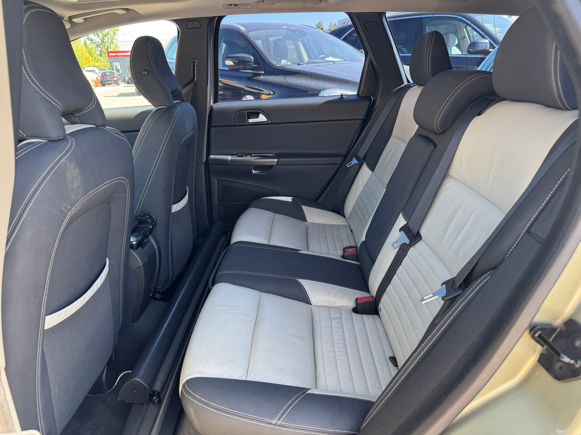VOLVO V50 D5 Summum R-Design-image-9
