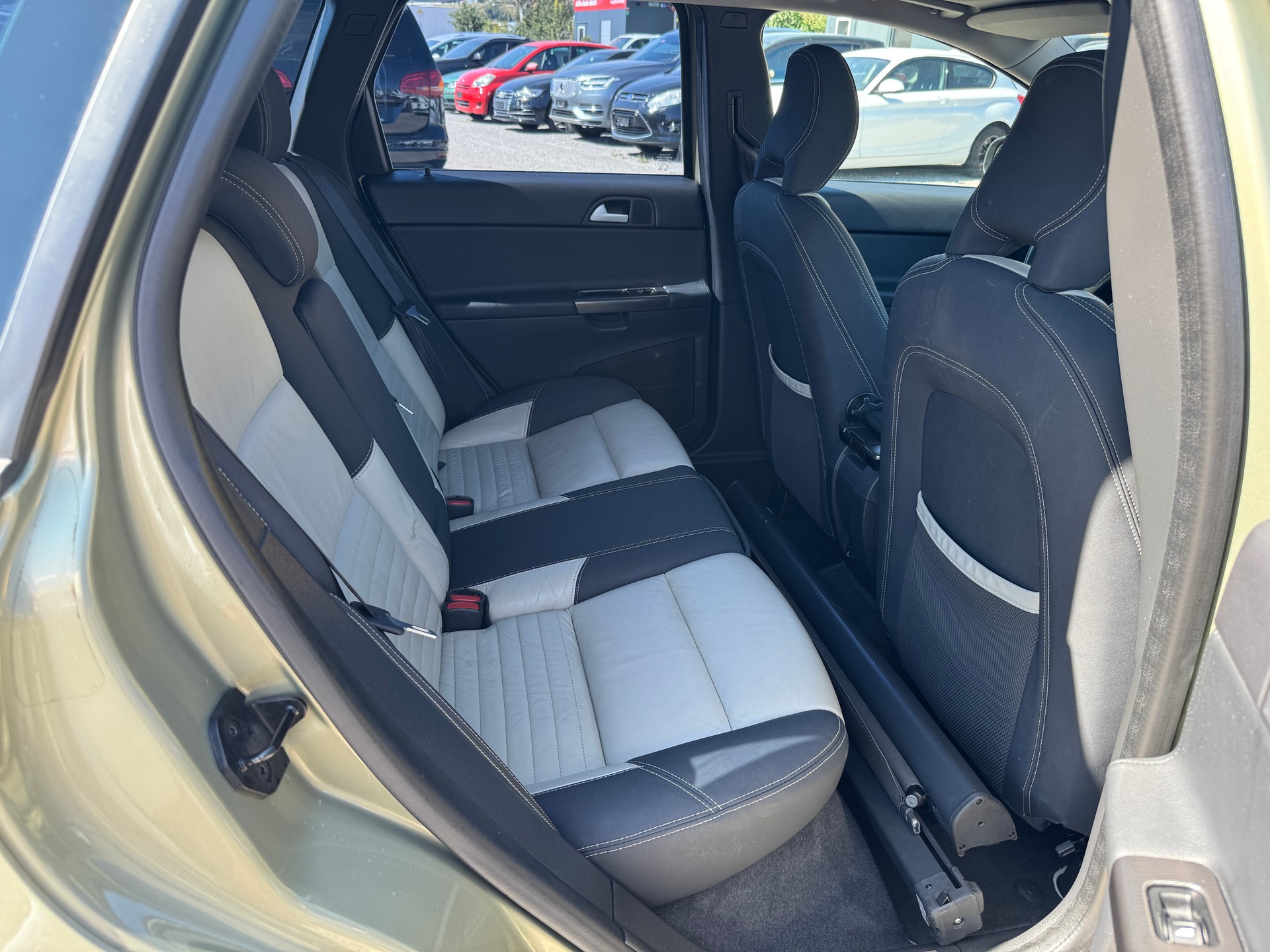 VOLVO V50 D5 Summum R-Design-image-12