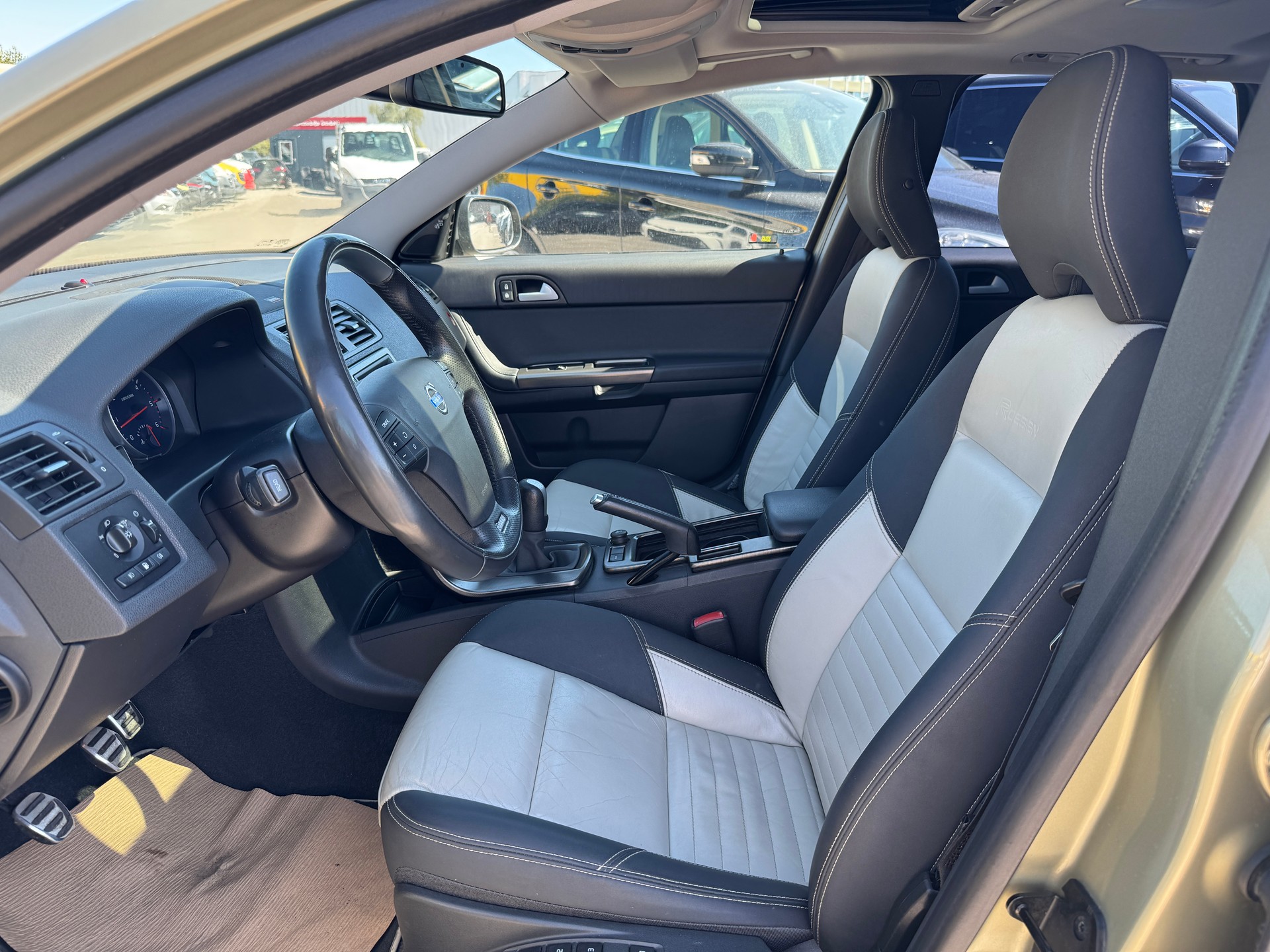 VOLVO V50 D5 Summum R-Design-image-8