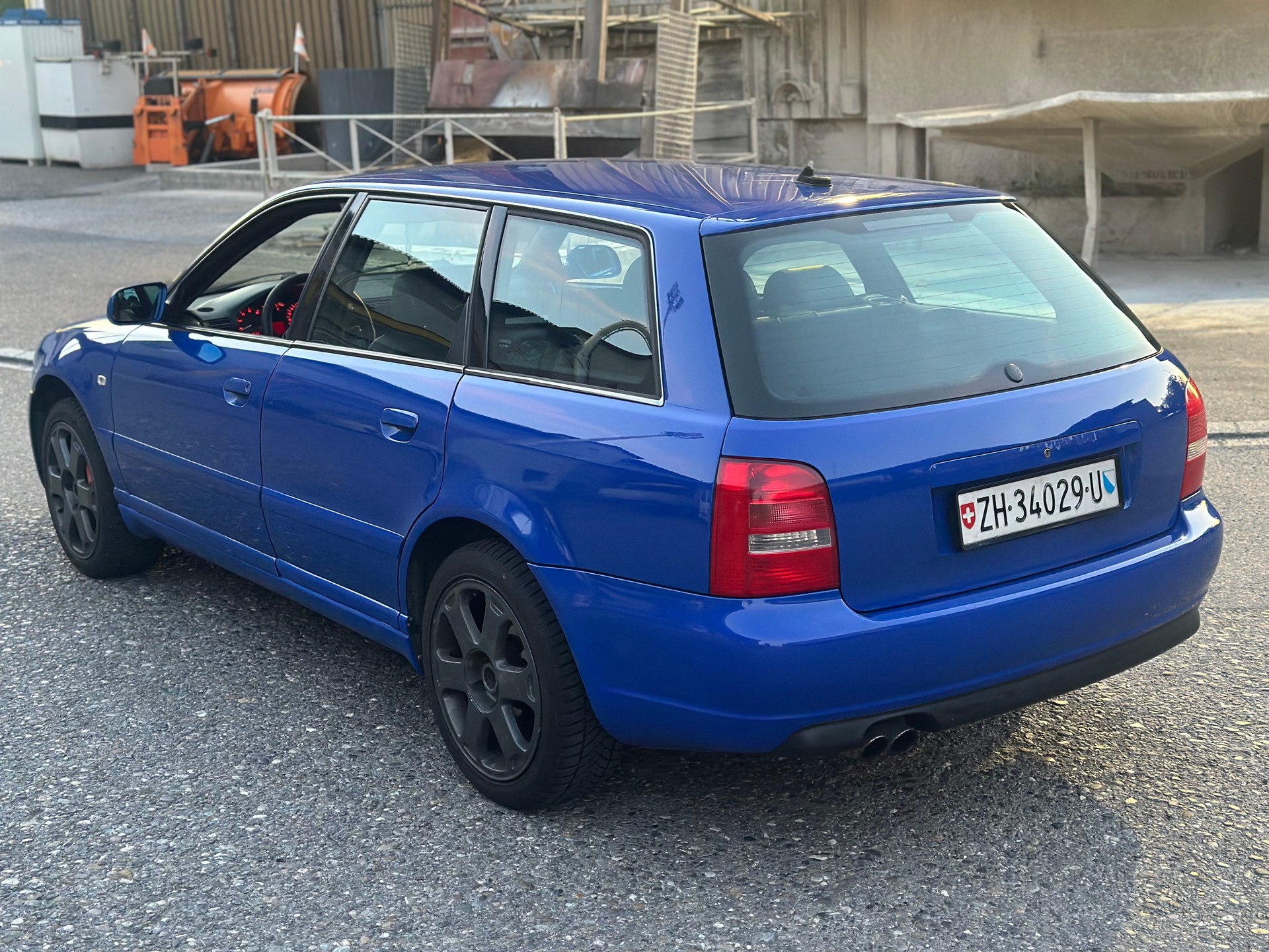 AUDI S4 Avant quattro-image-3