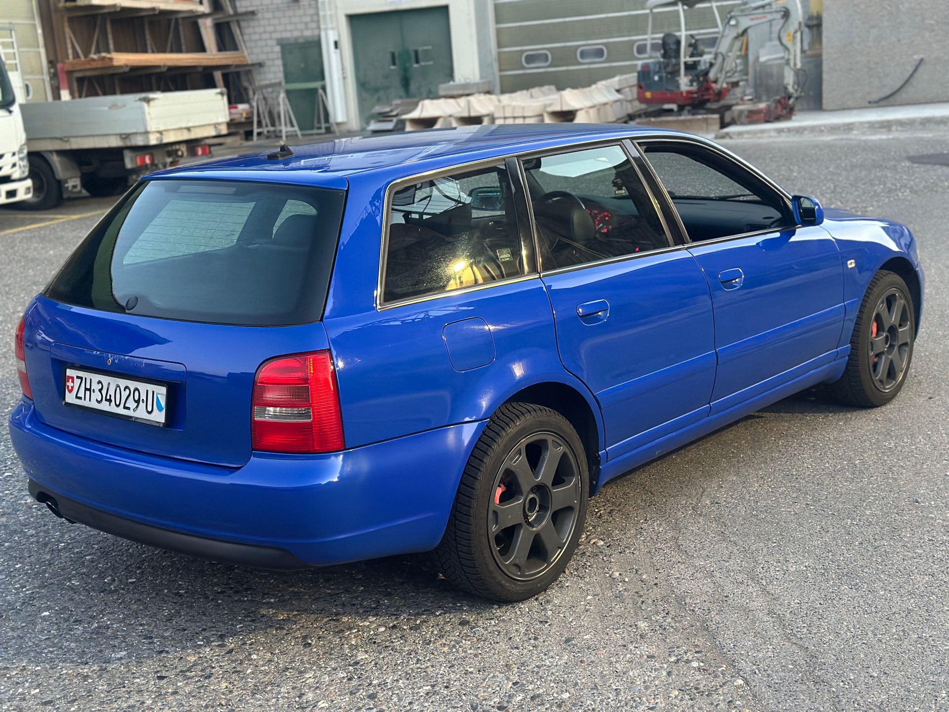 AUDI S4 Avant quattro-image-2