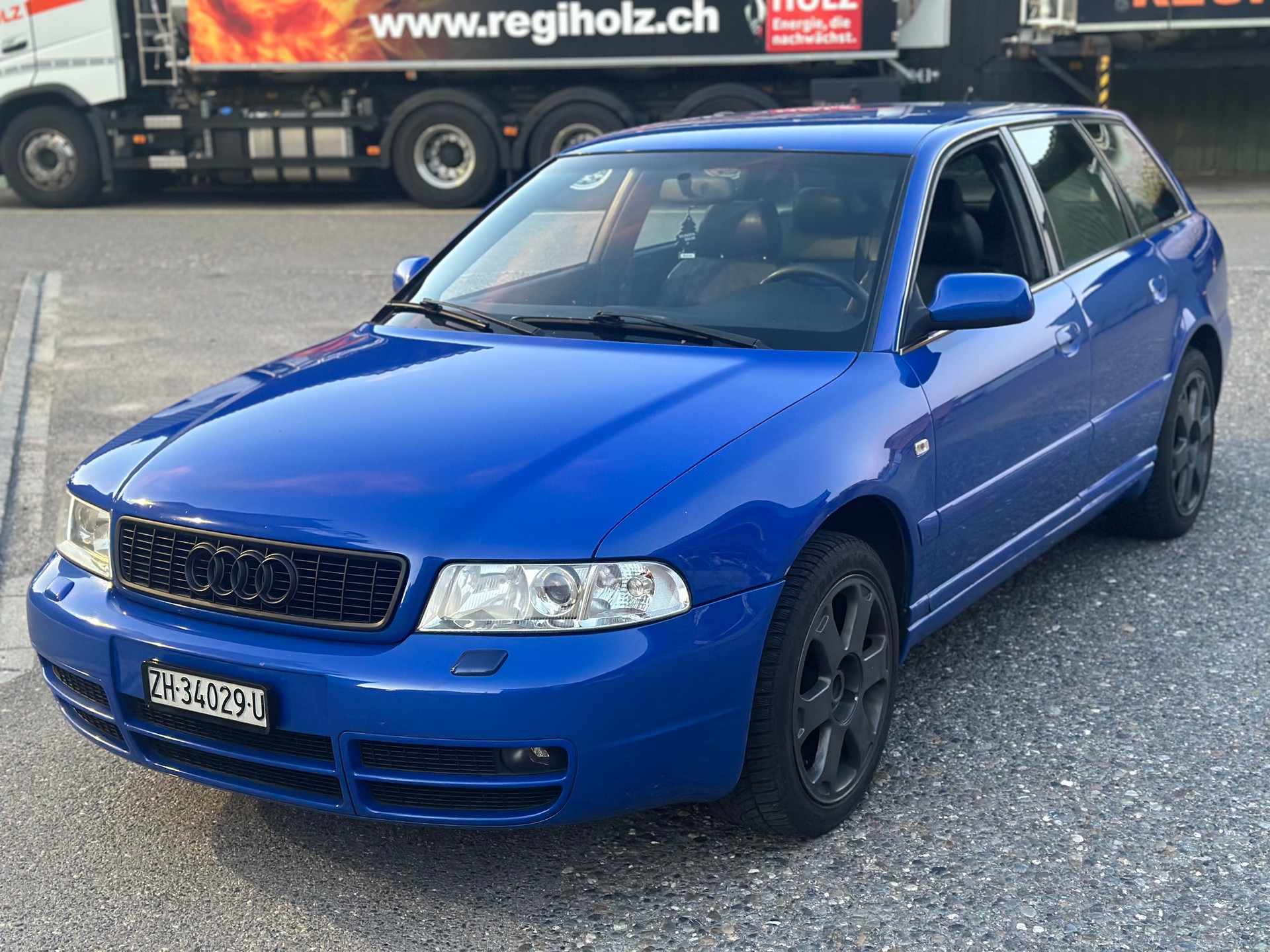 AUDI S4 Avant quattro-image-0