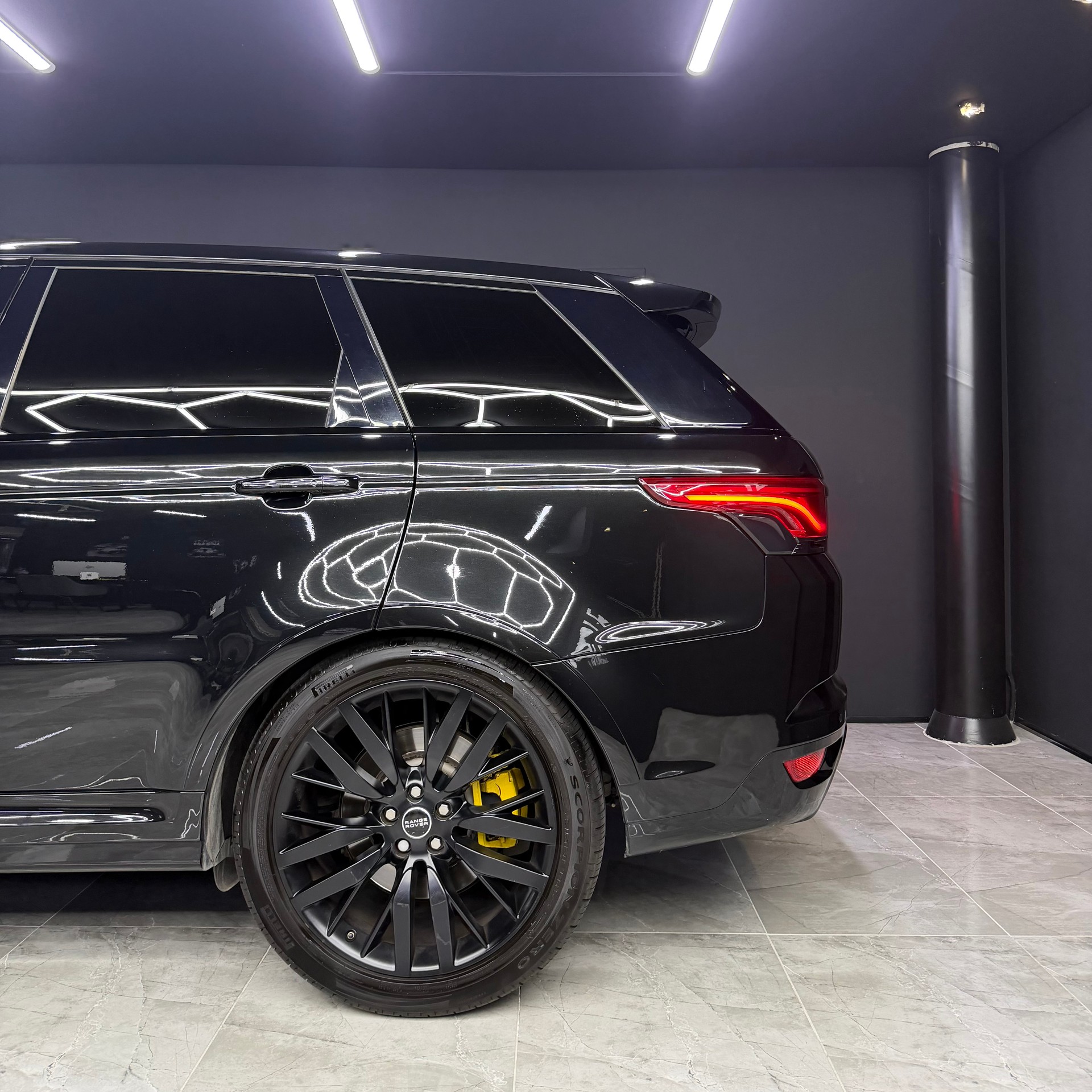 LAND ROVER Range Rover Sport 5.0 V8 SVR-image-6