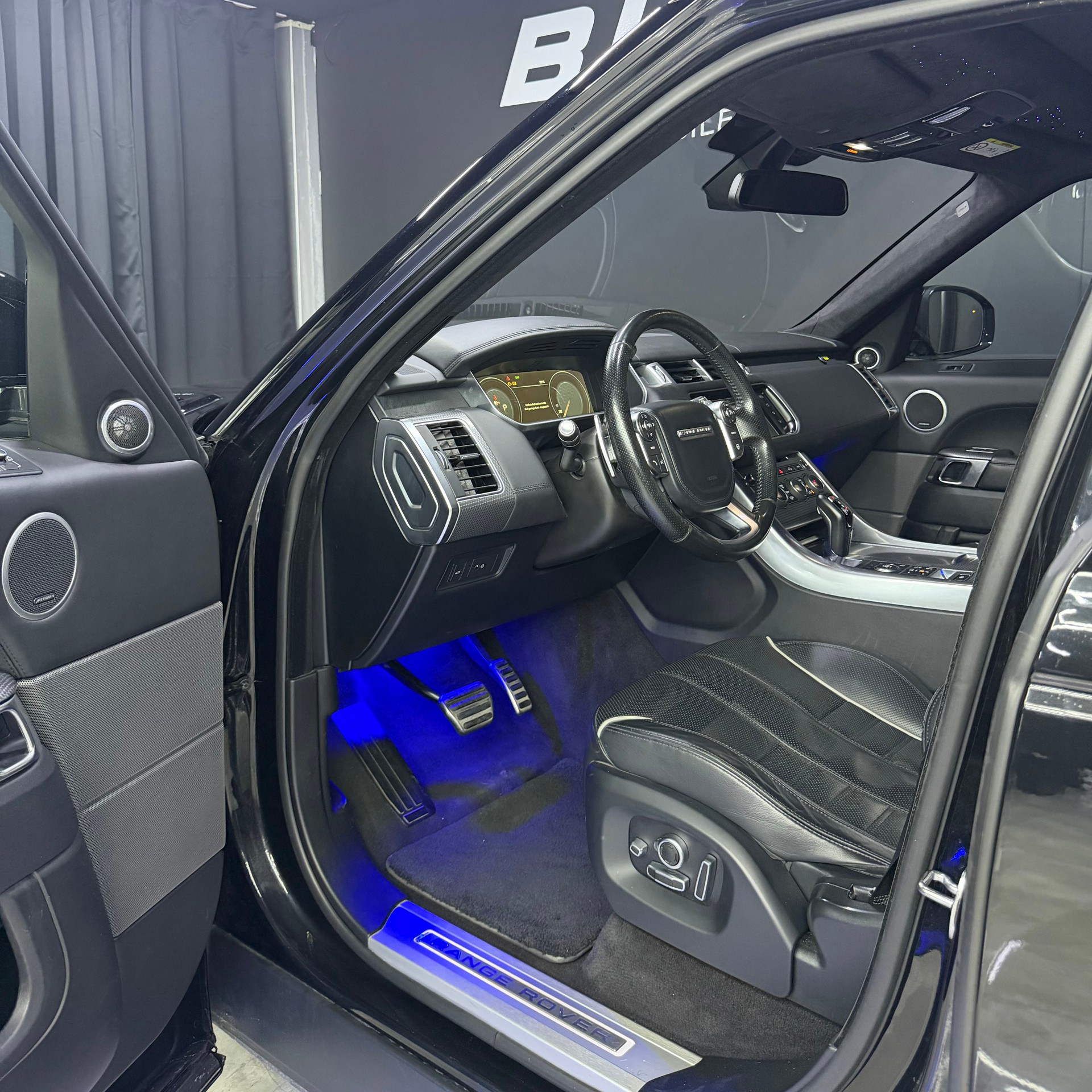 LAND ROVER Range Rover Sport 5.0 V8 SVR-image-7
