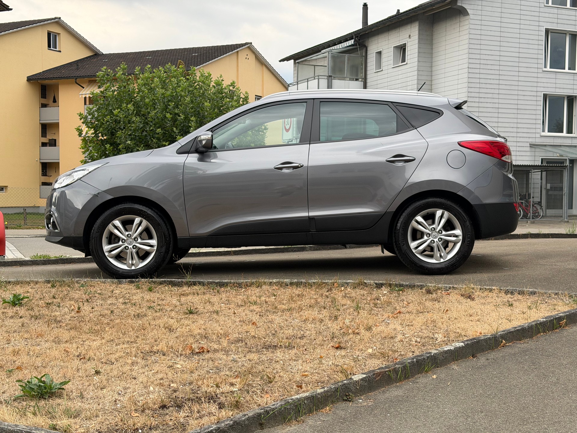 HYUNDAI iX 35 2.0 Style 4WD Automatic-image-3