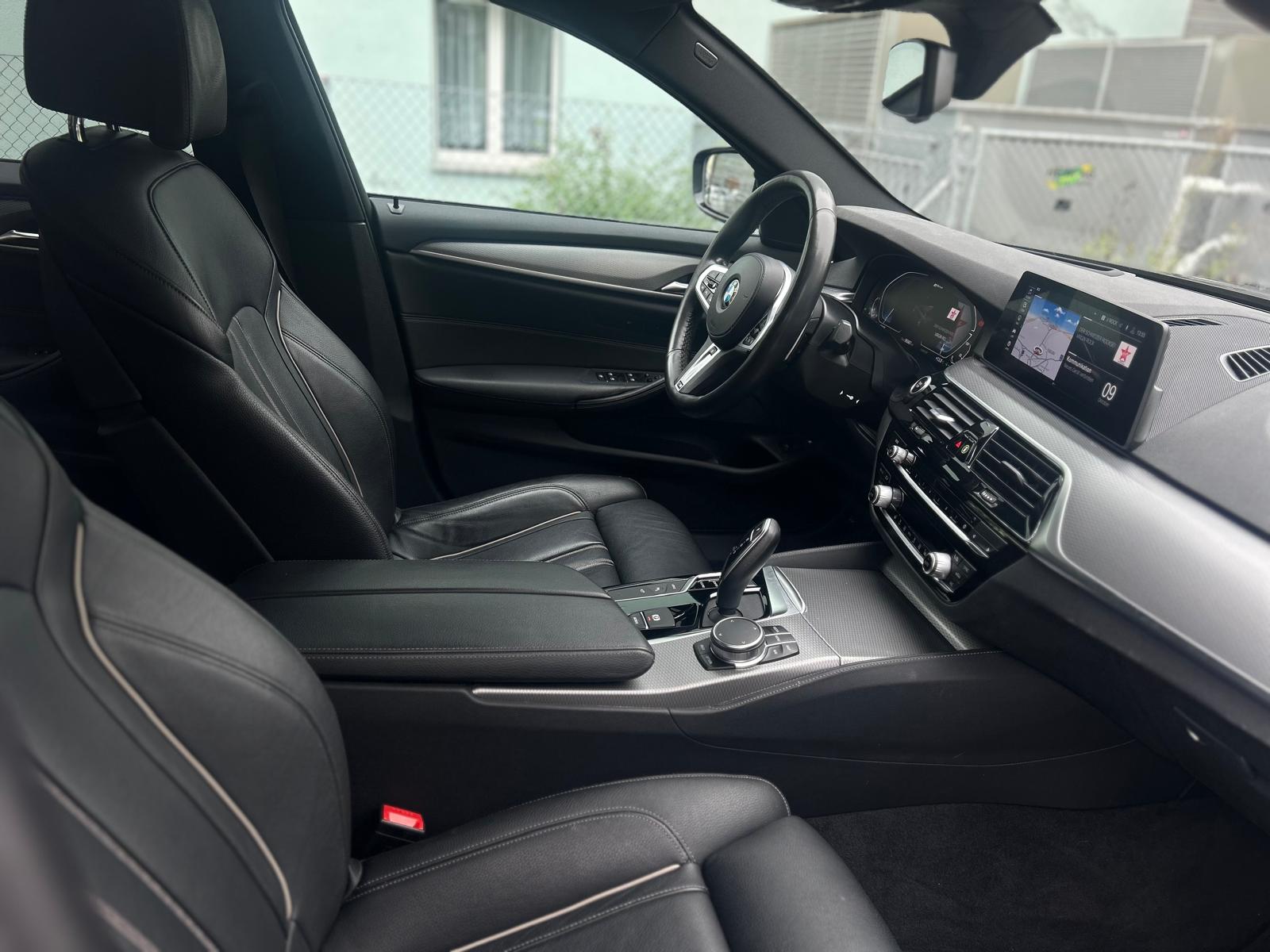 BMW 530e xDrive Pure M Sport Edition Steptronic-image-11