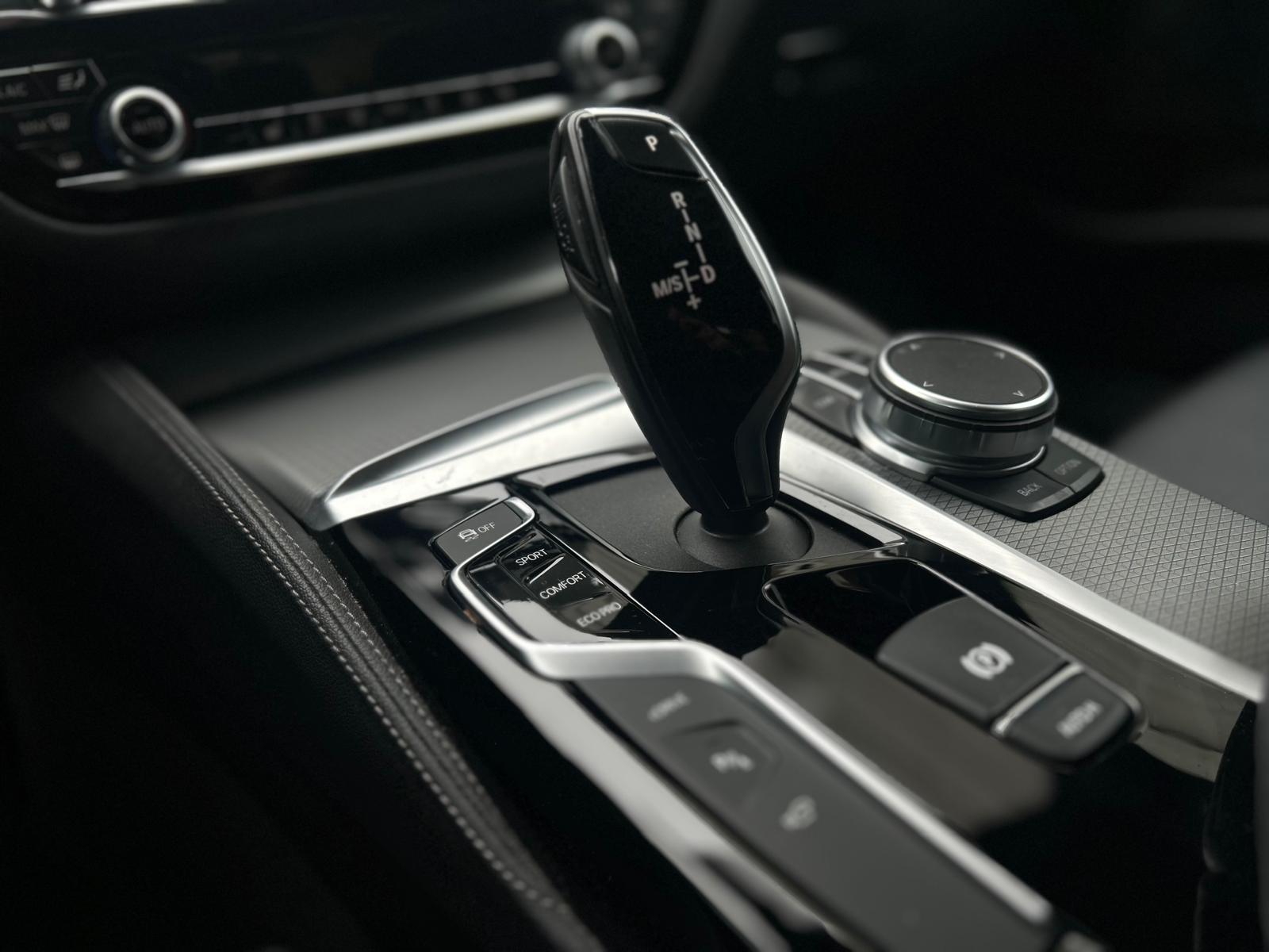 BMW 530e xDrive Pure M Sport Edition Steptronic-image-17