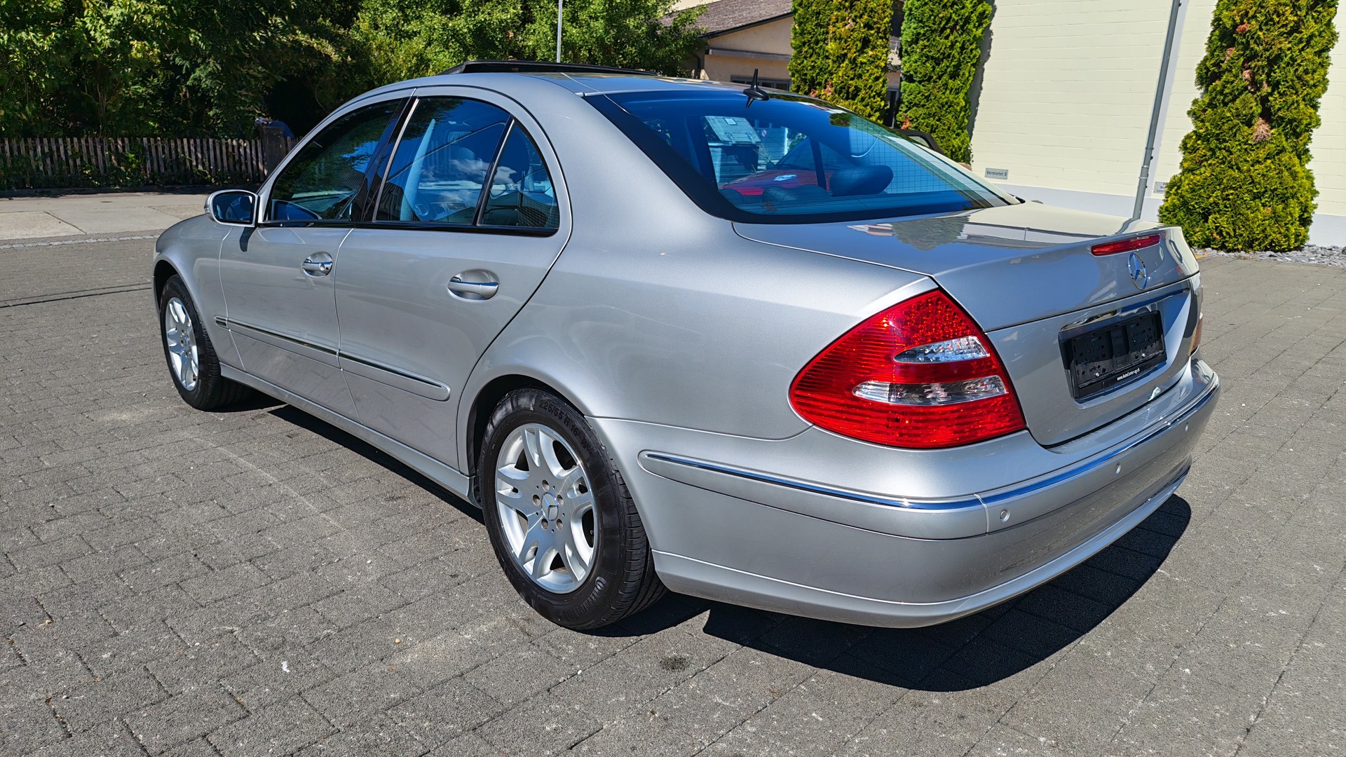MERCEDES-BENZ E 320 Avantgarde 4Matic Automatic-image-3