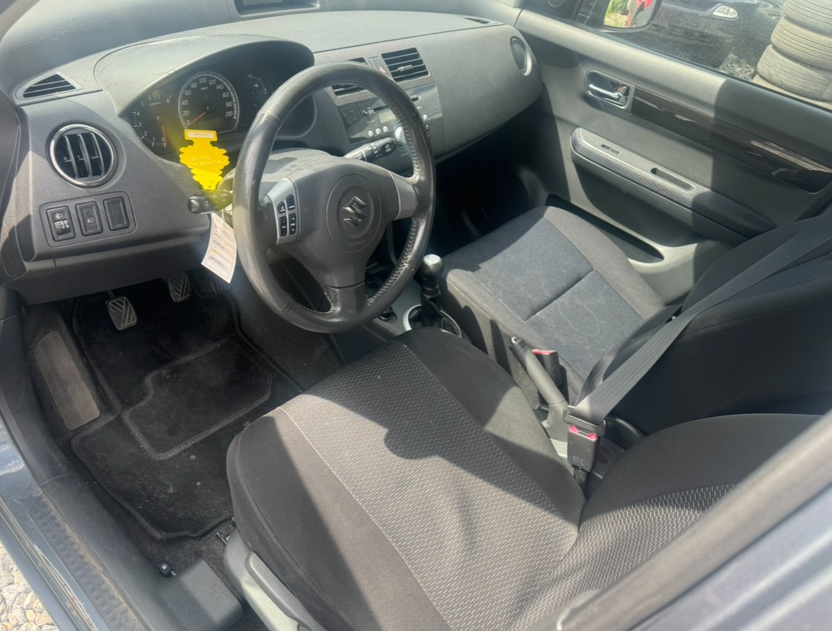 SUZUKI Swift 1.3i 16V GL Top 4x4-image-11