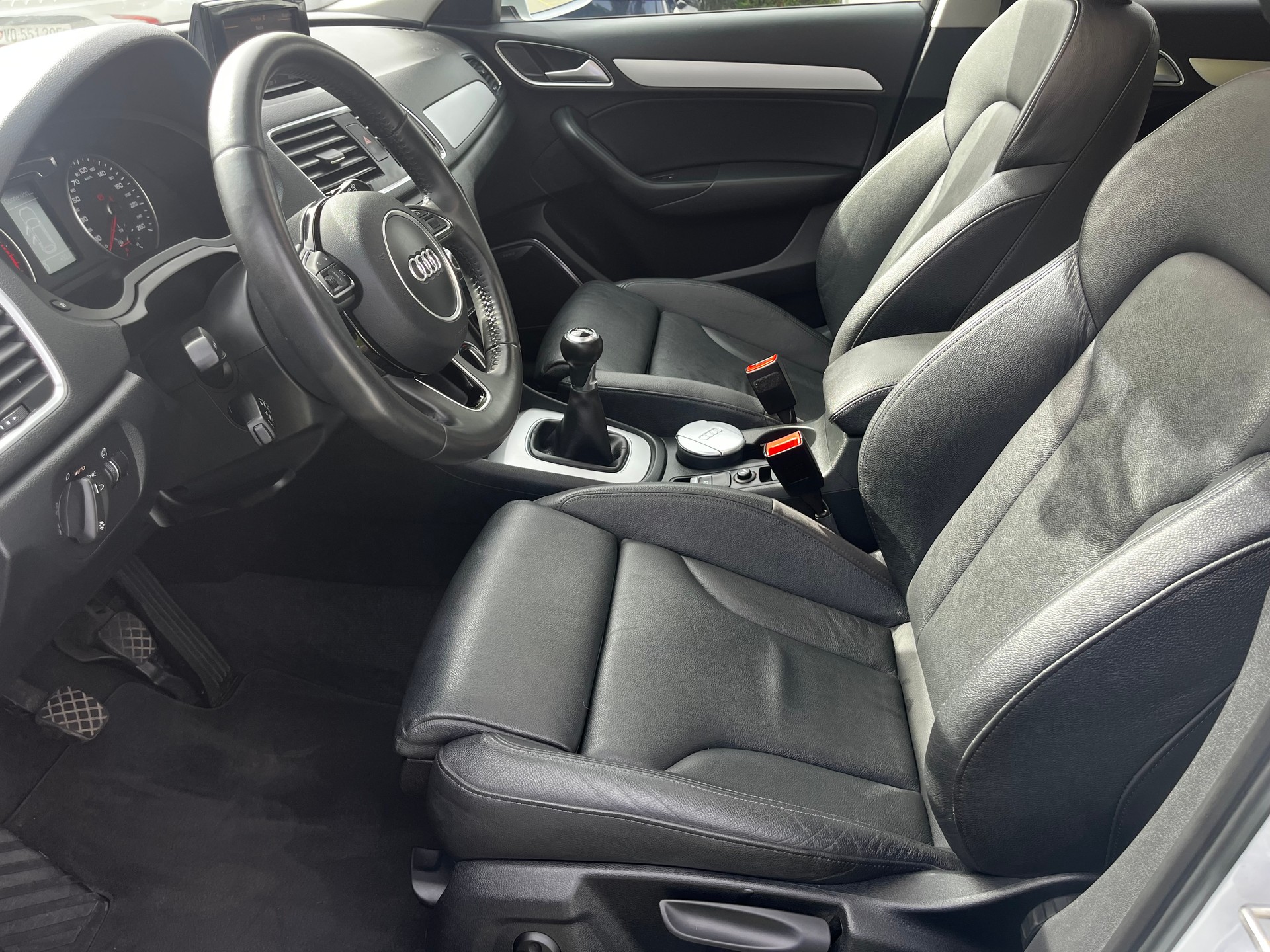 AUDI Q3 2.0 TDI design full options-image-9