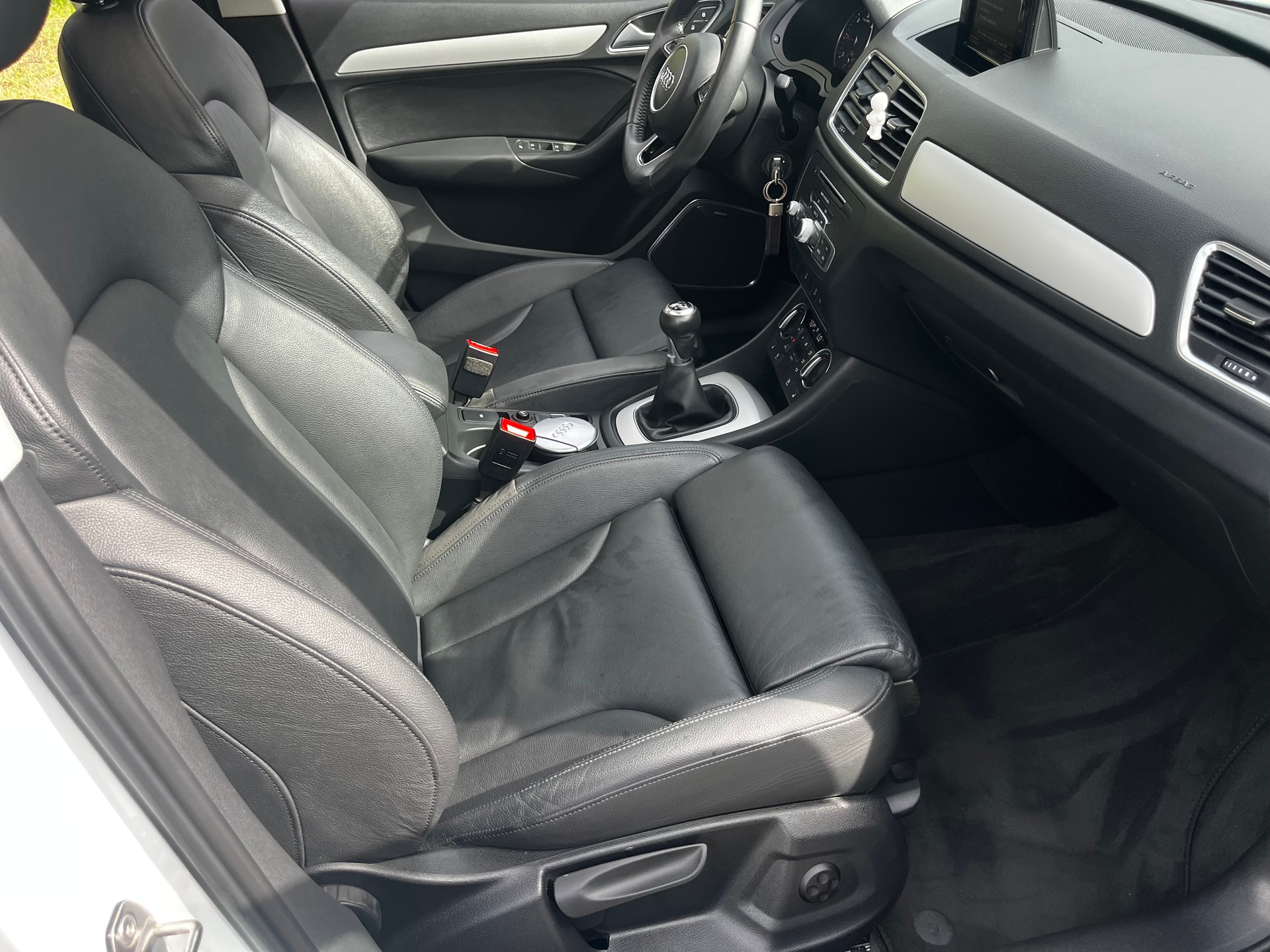 AUDI Q3 2.0 TDI design full options-image-8
