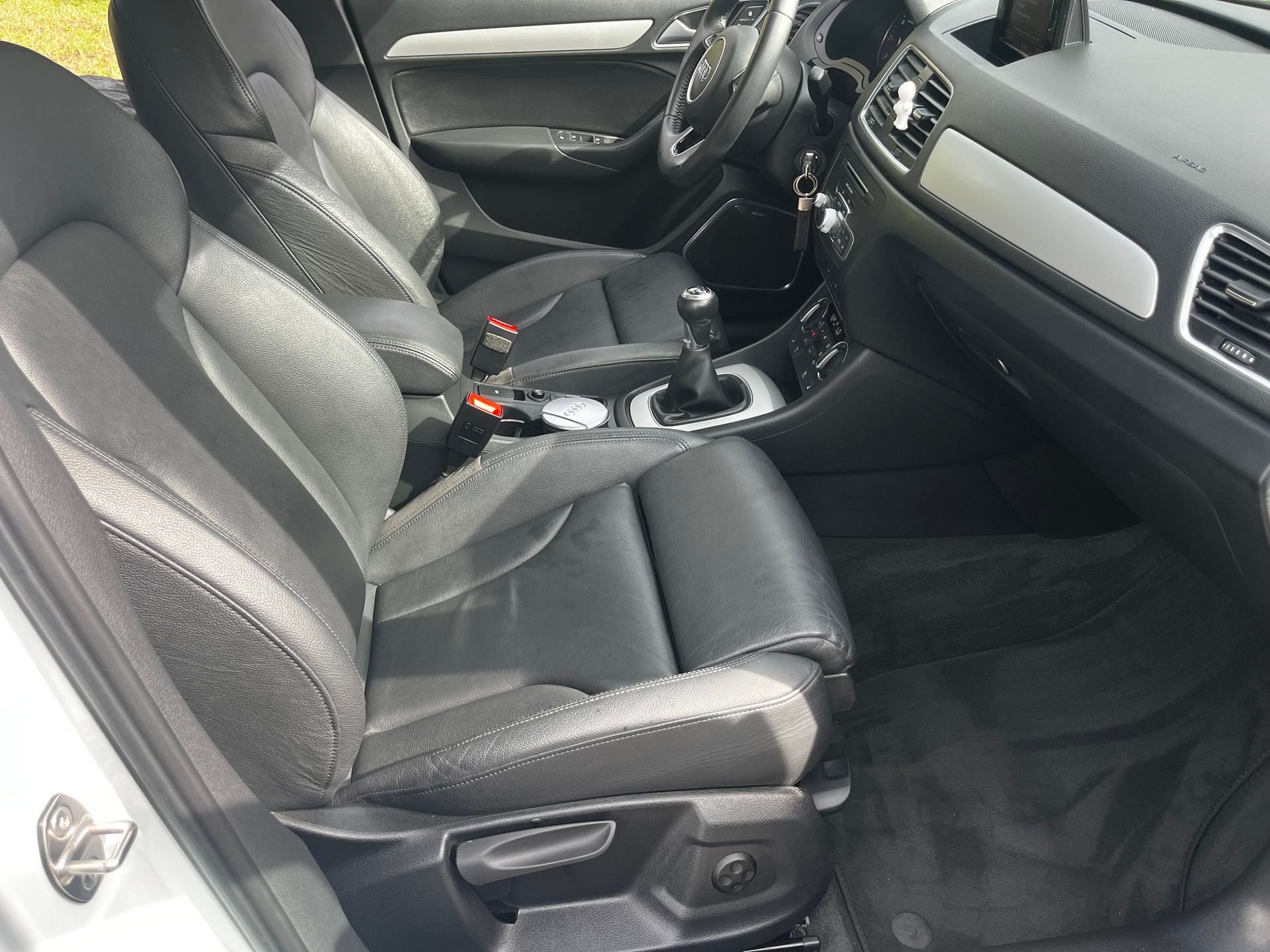 AUDI Q3 2.0 TDI design full options-image-7