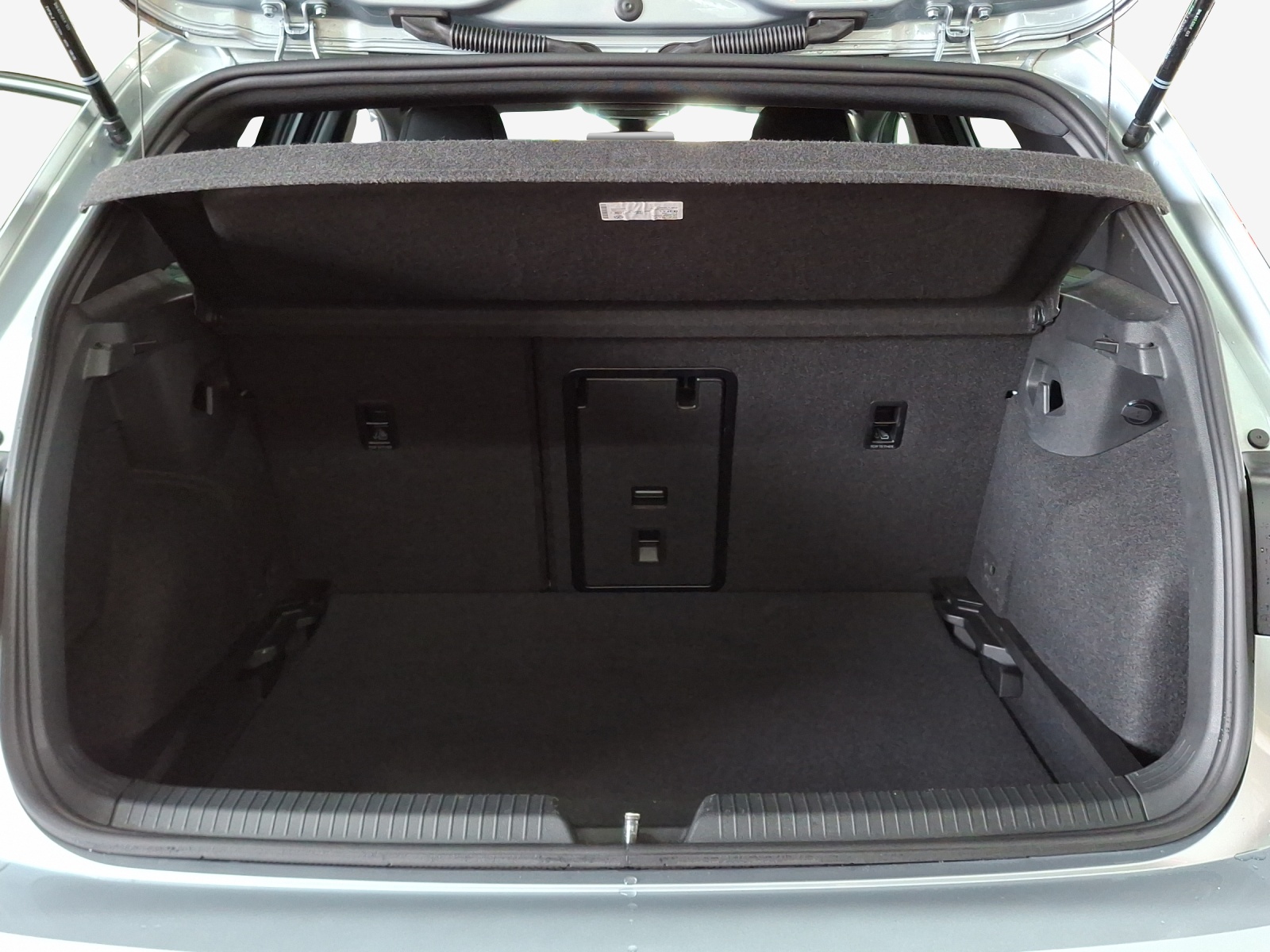 VW Golf 1.5 e TSI mHEV R-Line DSG-image-12