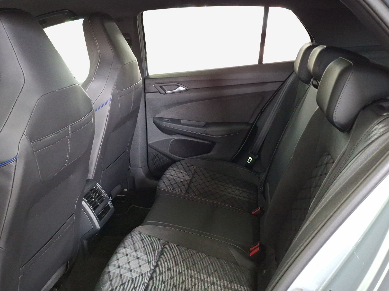 VW Golf 1.5 e TSI mHEV R-Line DSG-image-11