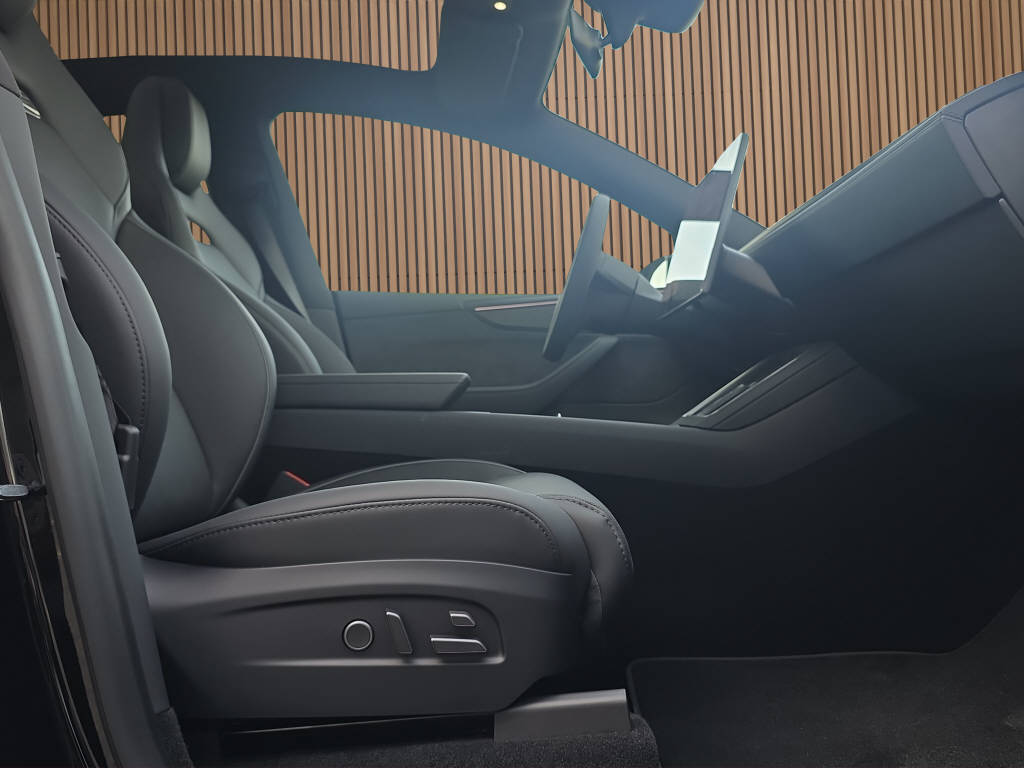 TESLA Model Y Performance AWD-image-13