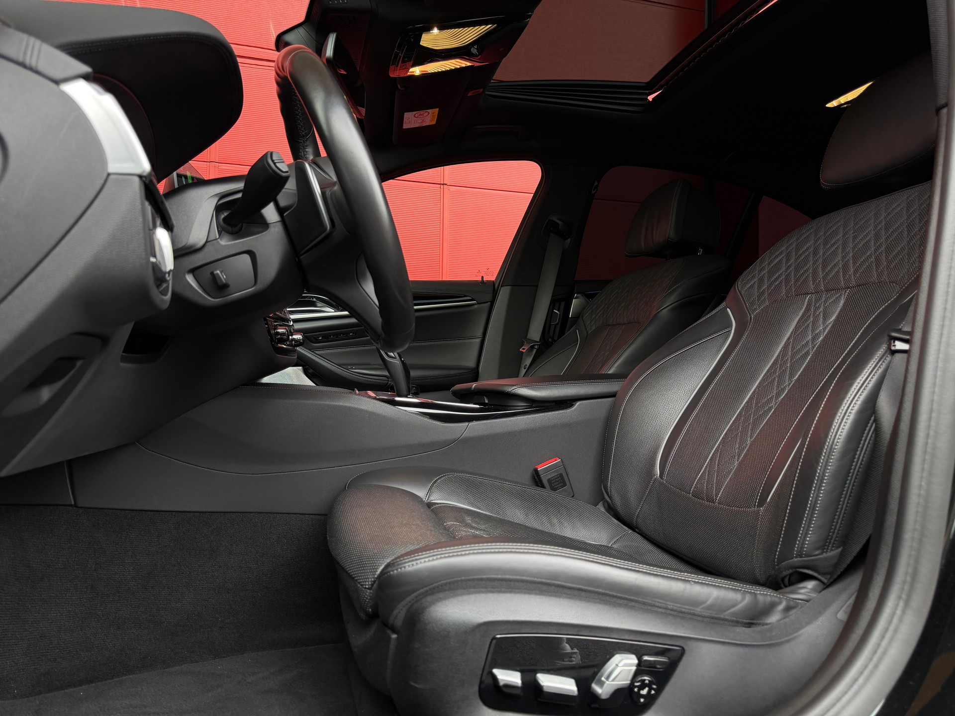 BMW M550i xDrive Steptronic *CH-Fahrzeug*-image-12