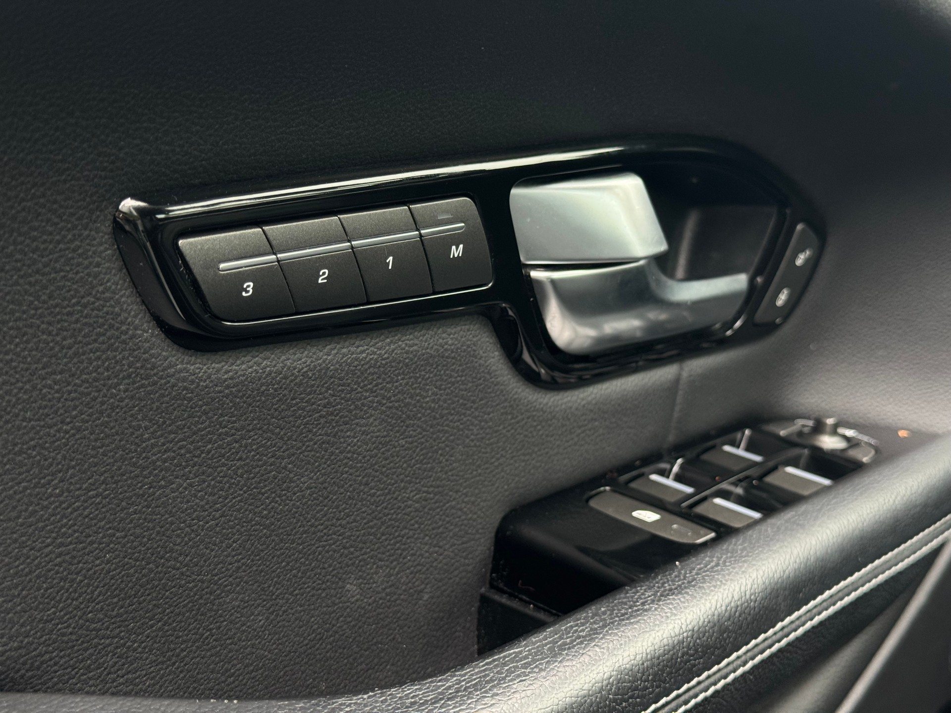 LAND ROVER Range Rover Evoque 2.0 TD4 HSE Dynamic AT9 *Panorama Glasdach*Meridian Soundsystem uvm.*-image-18