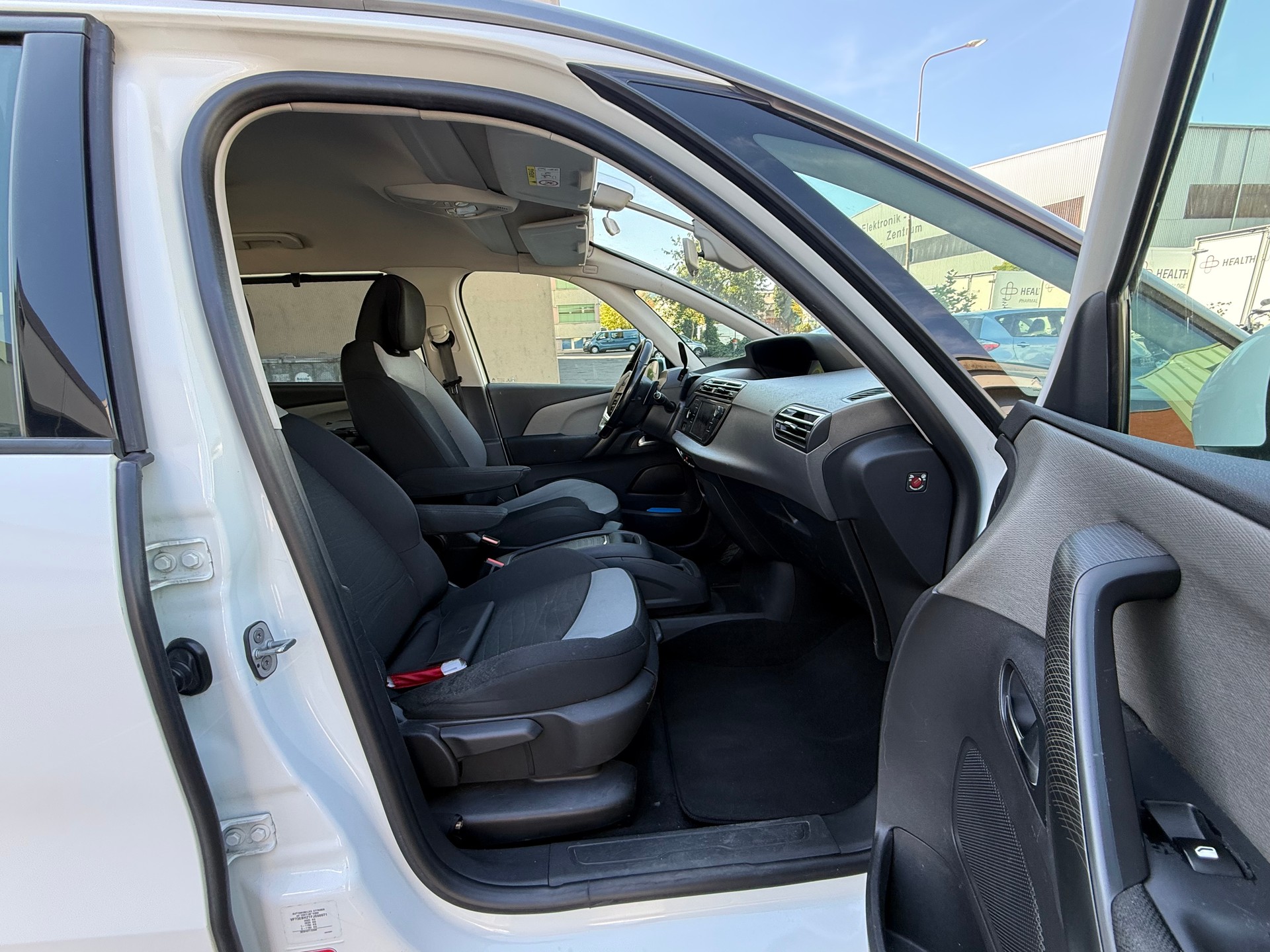 CITROEN Grand C4 Picasso 1.6 BlueHDi Intensive EAT6 *Motor 154'000 Km-image-13