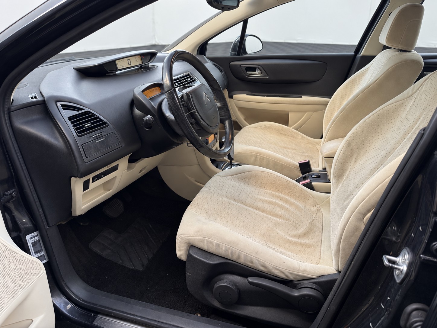 CITROEN C4 2.0i 16V Exclusive-image-6