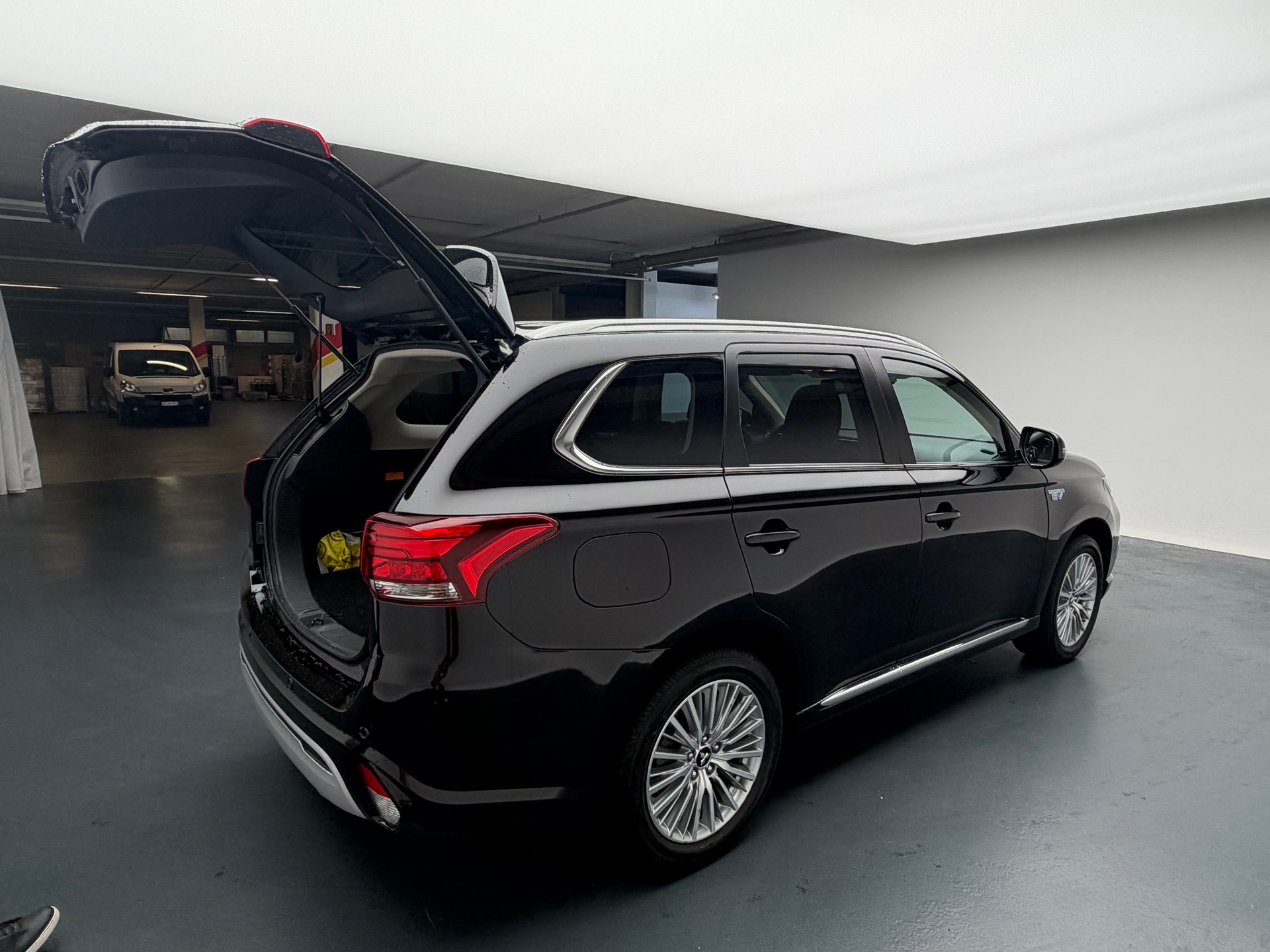 MITSUBISHI 2.4 PHEV Diamond-image-2