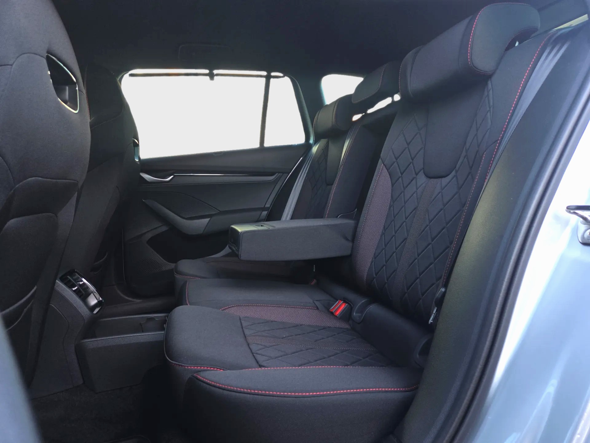 SKODA Octavia Combi 2.0 TSI DSG RS-image-11