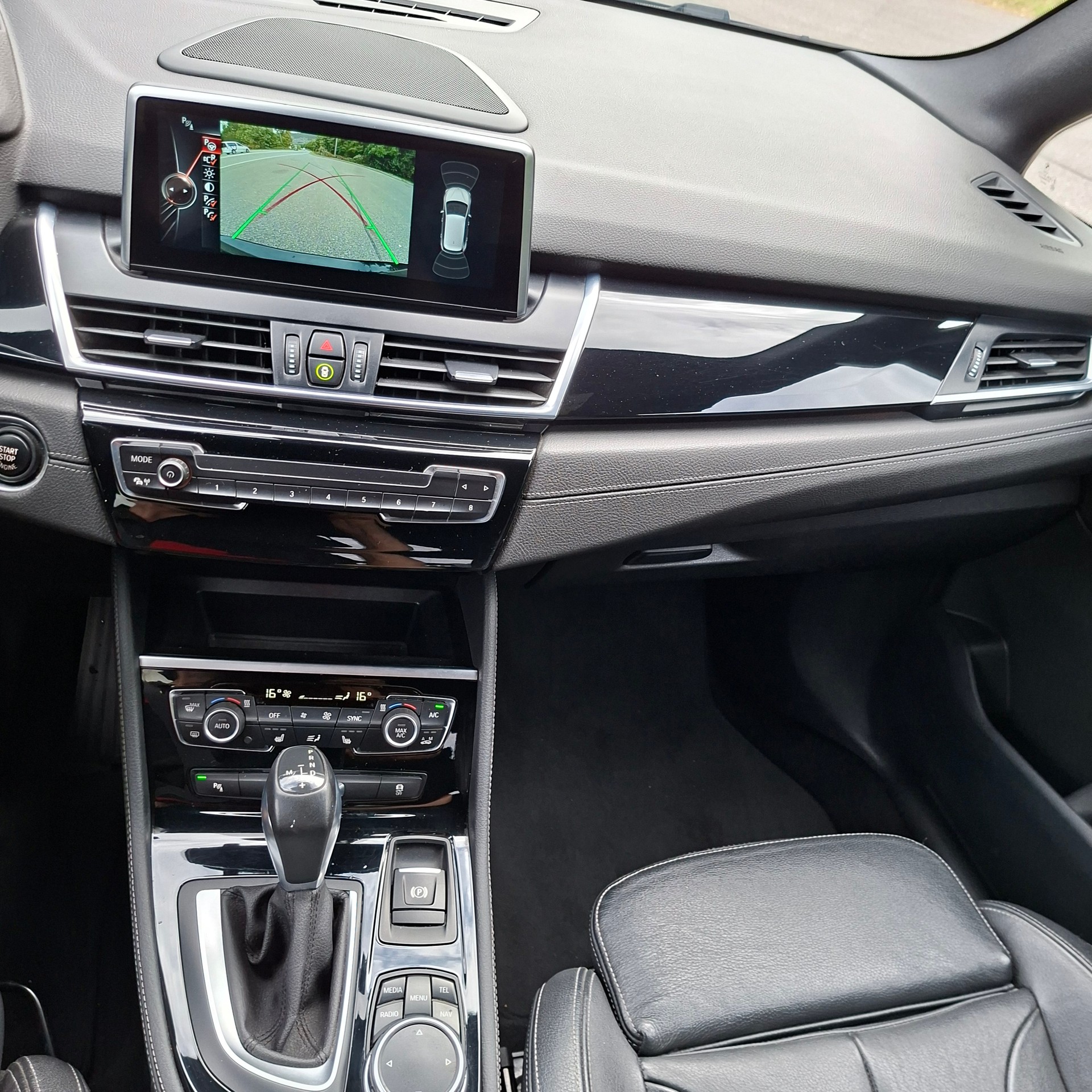 BMW 220d xDrive Active Tourer Luxury Line Steptronic-image-5