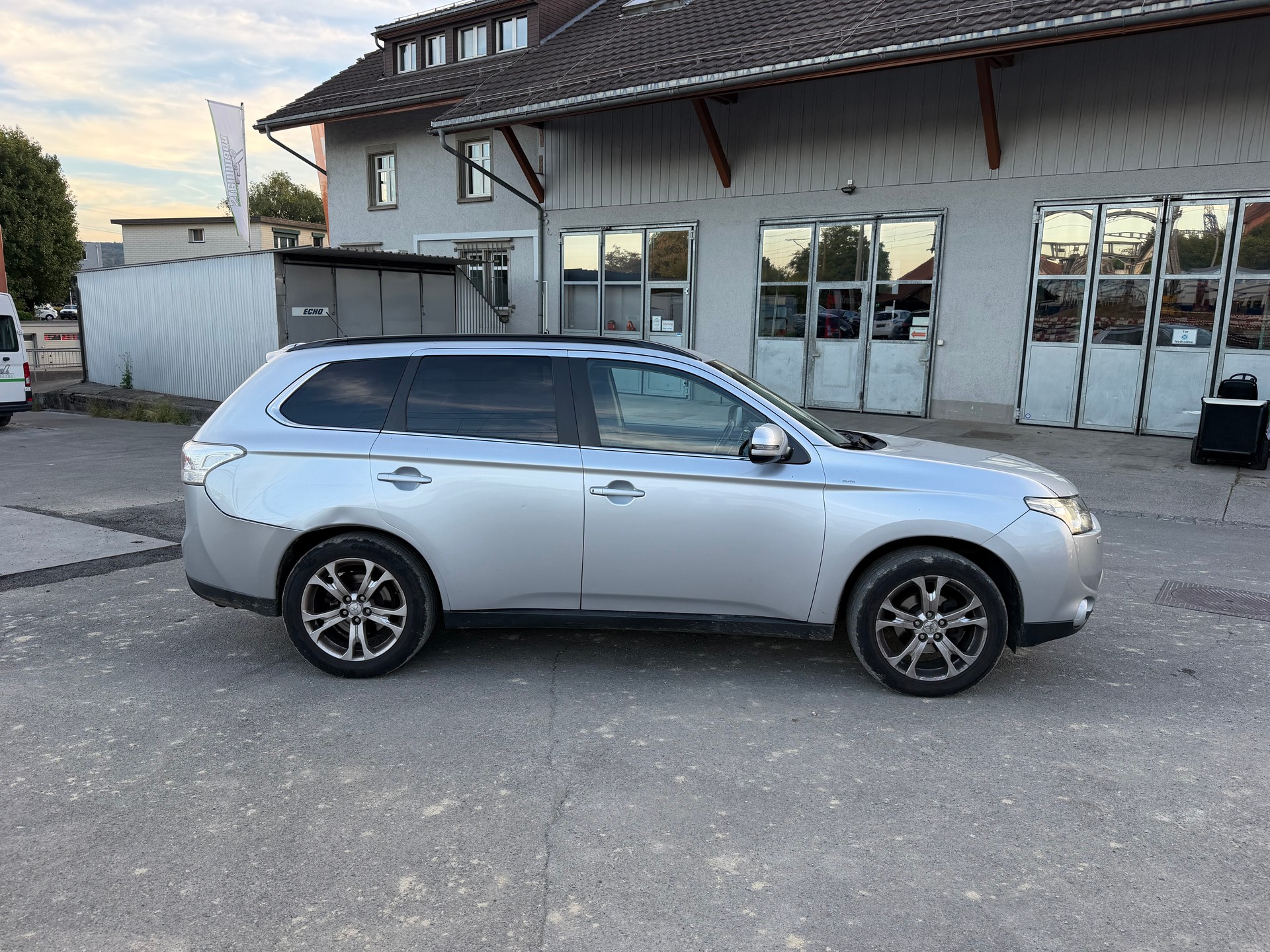 MITSUBISHI Outlander 2.2 DID Intense Safety 4WD Automatic-image-3
